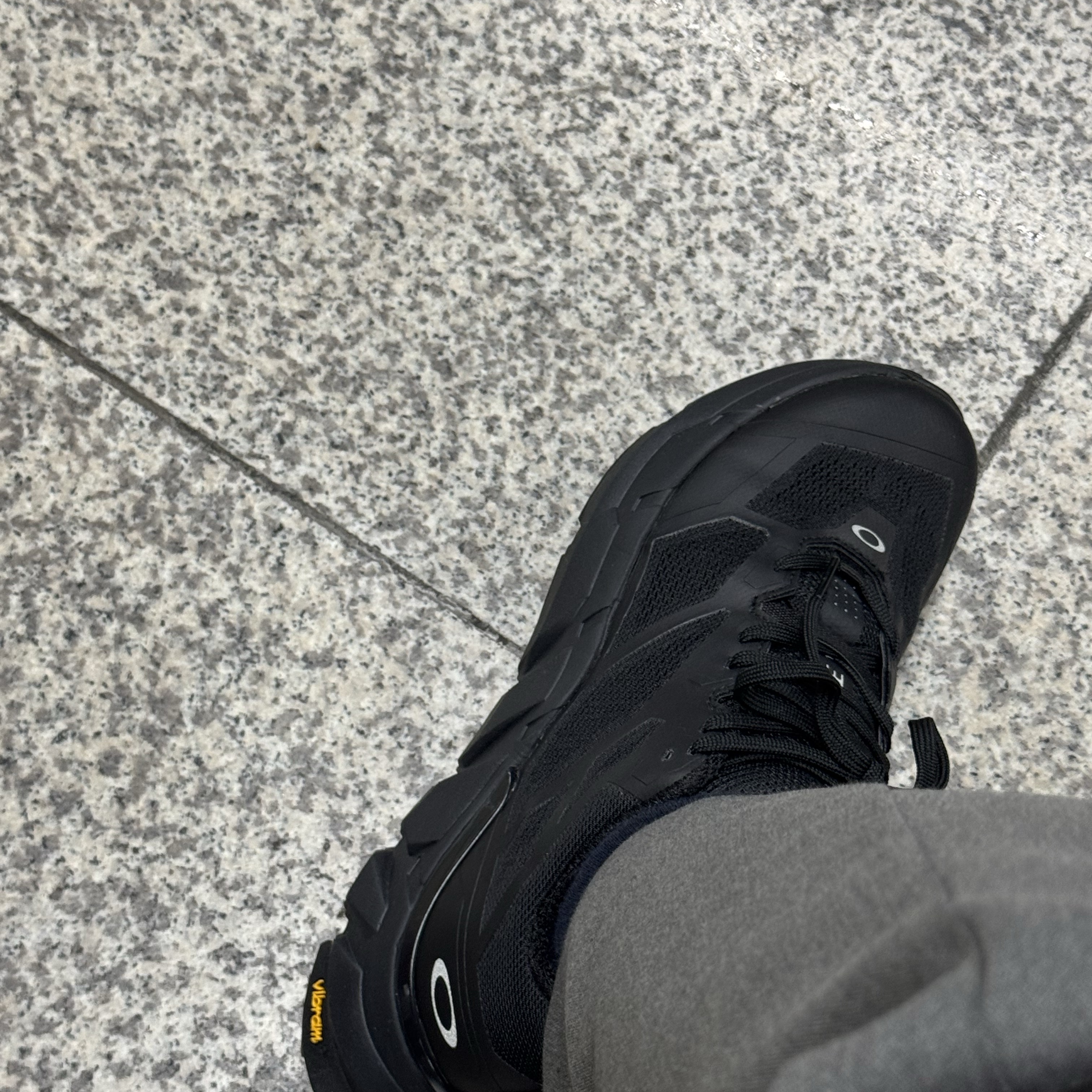 Oakley Light Breathe Triple Black 착용 스타일 - 2