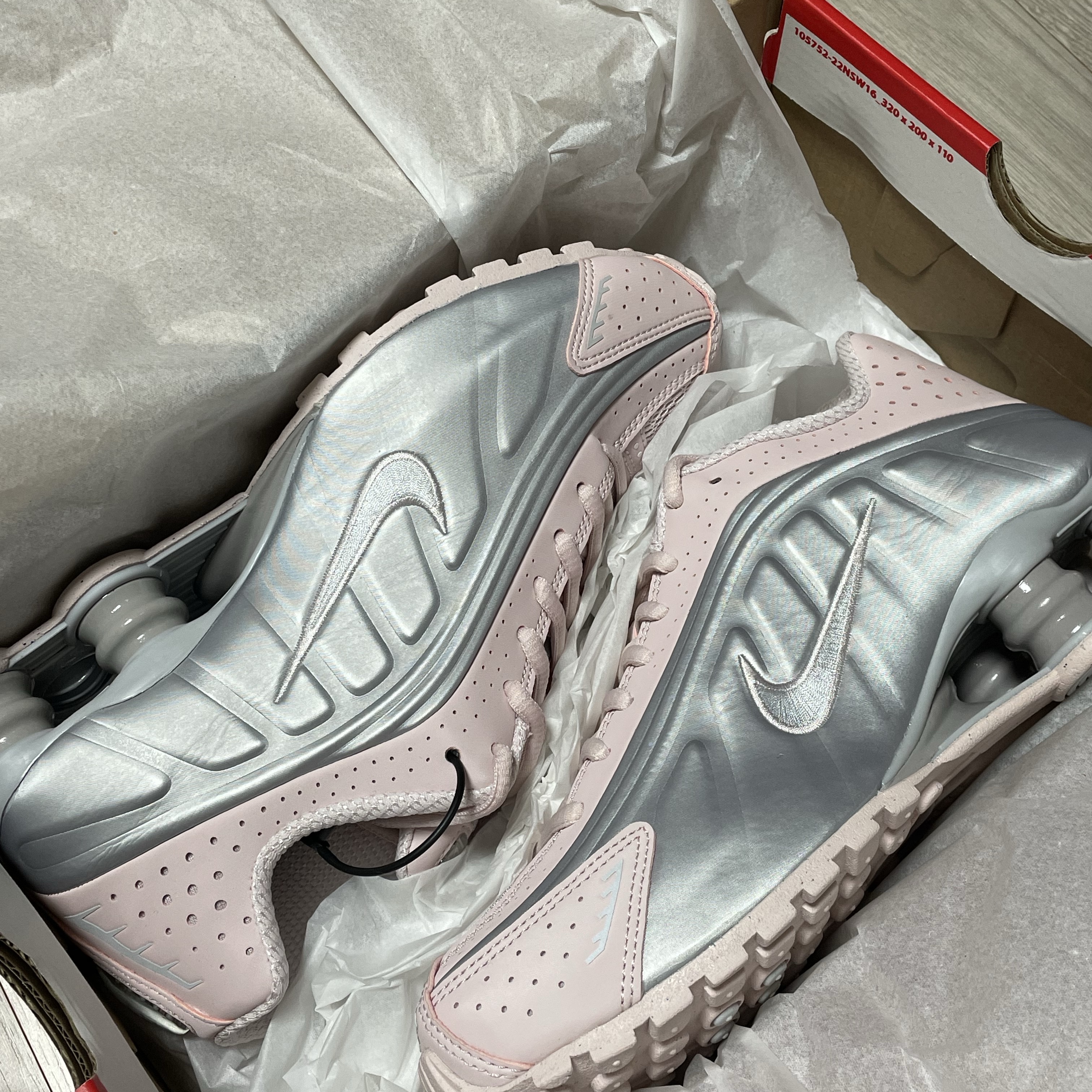 (W) Nike Shox R4 Barely Rose Metallic Platinum 착용 스타일 - 1