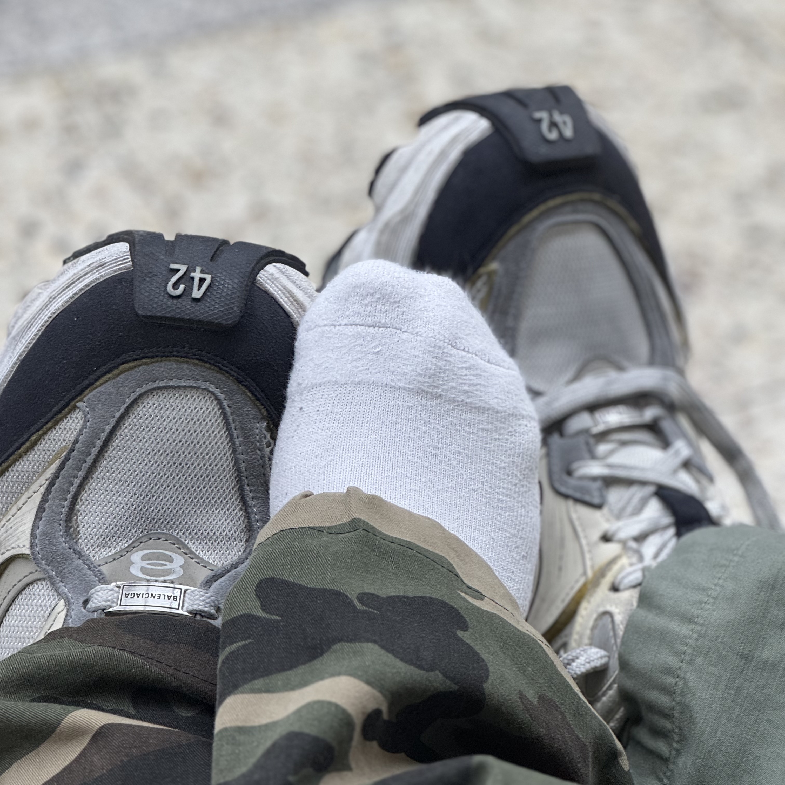 Balenciaga Cargo Sneakers White Grey 착용 스타일 - 4