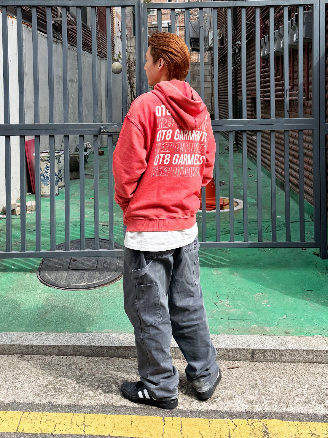QT8 GARMENTS Slogan Washed Zip-up hoodie Red, QT8 Garments TL Denim Carpenter Pant Grey 착용 스타일 - 2