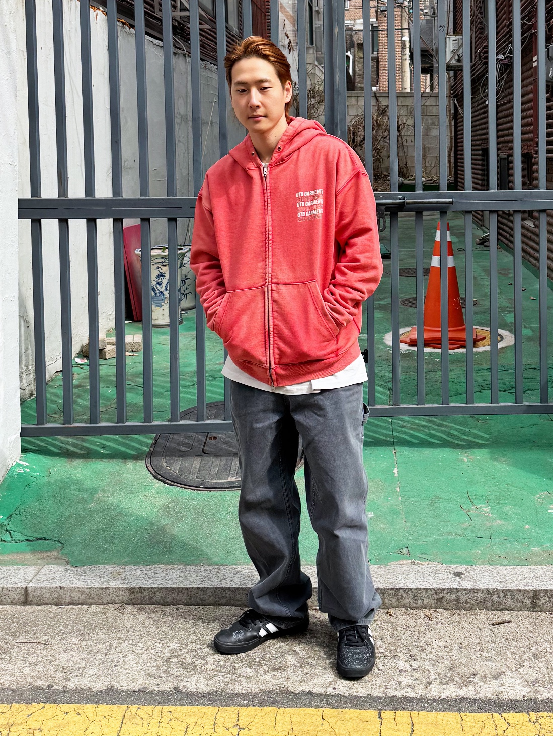 QT8 GARMENTS Slogan Washed Zip-up hoodie Red, QT8 Garments TL Denim Carpenter Pant Grey 착용 스타일 - 1