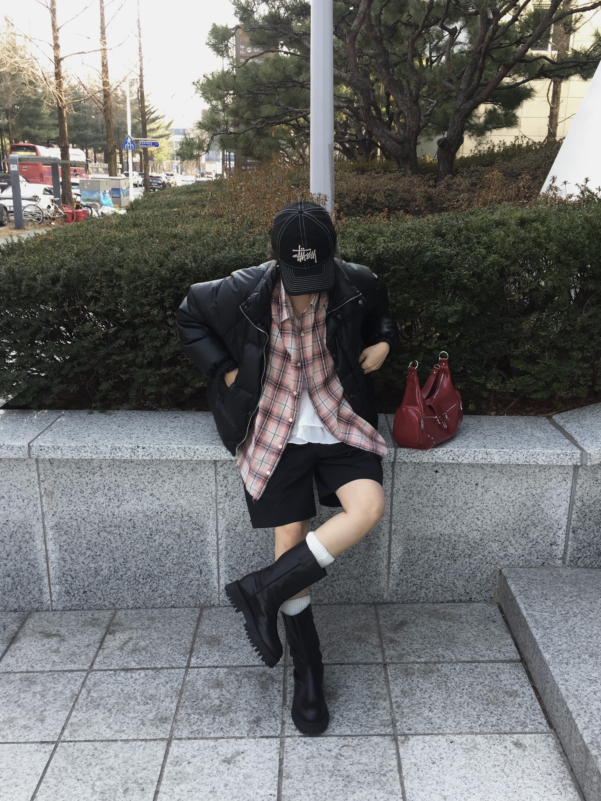 Stussy Basic New Era 9Twenty Basic Strapback Black 착용 스타일 - 3