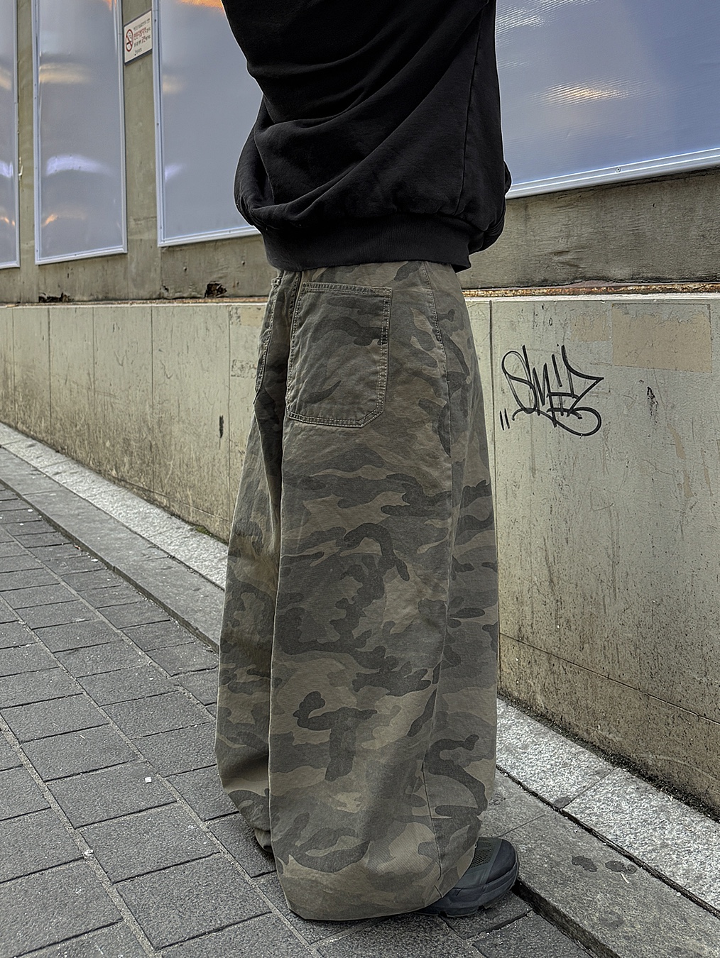 Yeezy YZY Zip-Up Hoodie Black, Mischief Lightweight Zip Around Backpack Black 착용 스타일 - 4