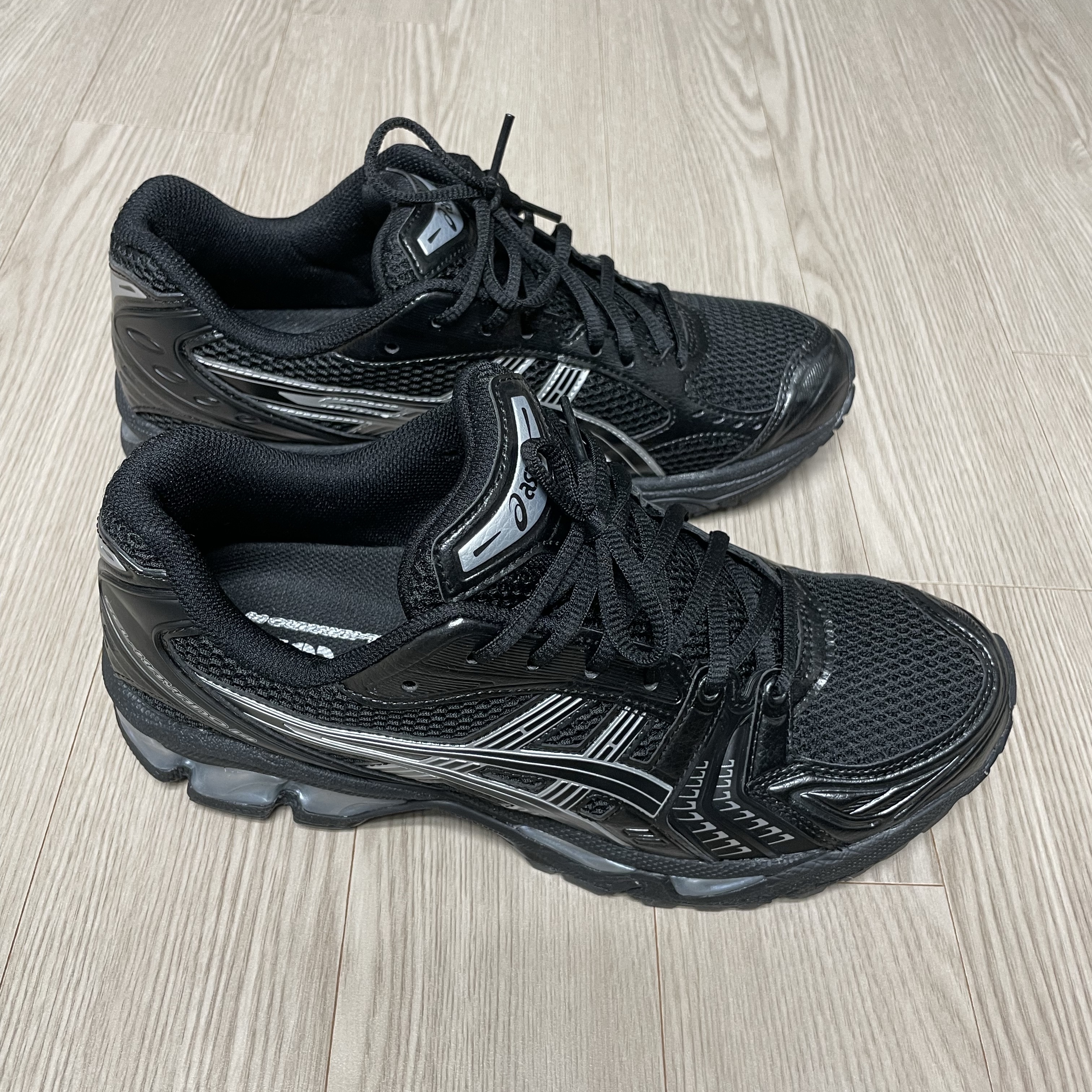 Asics Gel-Kayano 14 Black Pure Silver 착용 스타일 - 1
