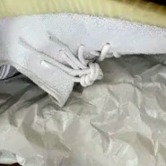 Adidas Yeezy Boost 350 V2 Cream/Triple White 착용 스타일