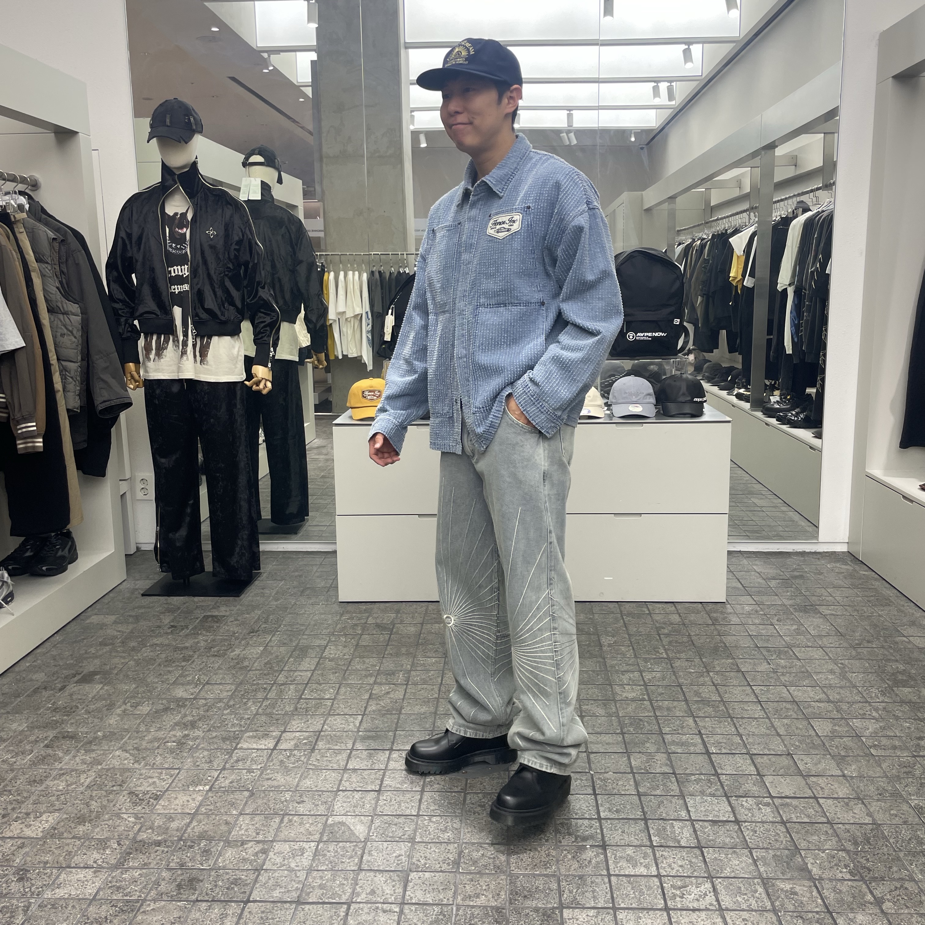 KREAM MERCH Hello Sun Kream Relaxed Fit Arch Logo 6 Panel Cap Navy - 25SS, Honor The Gift Honor Inc Cover Shirt Indigo - 25SS 착용 스타일