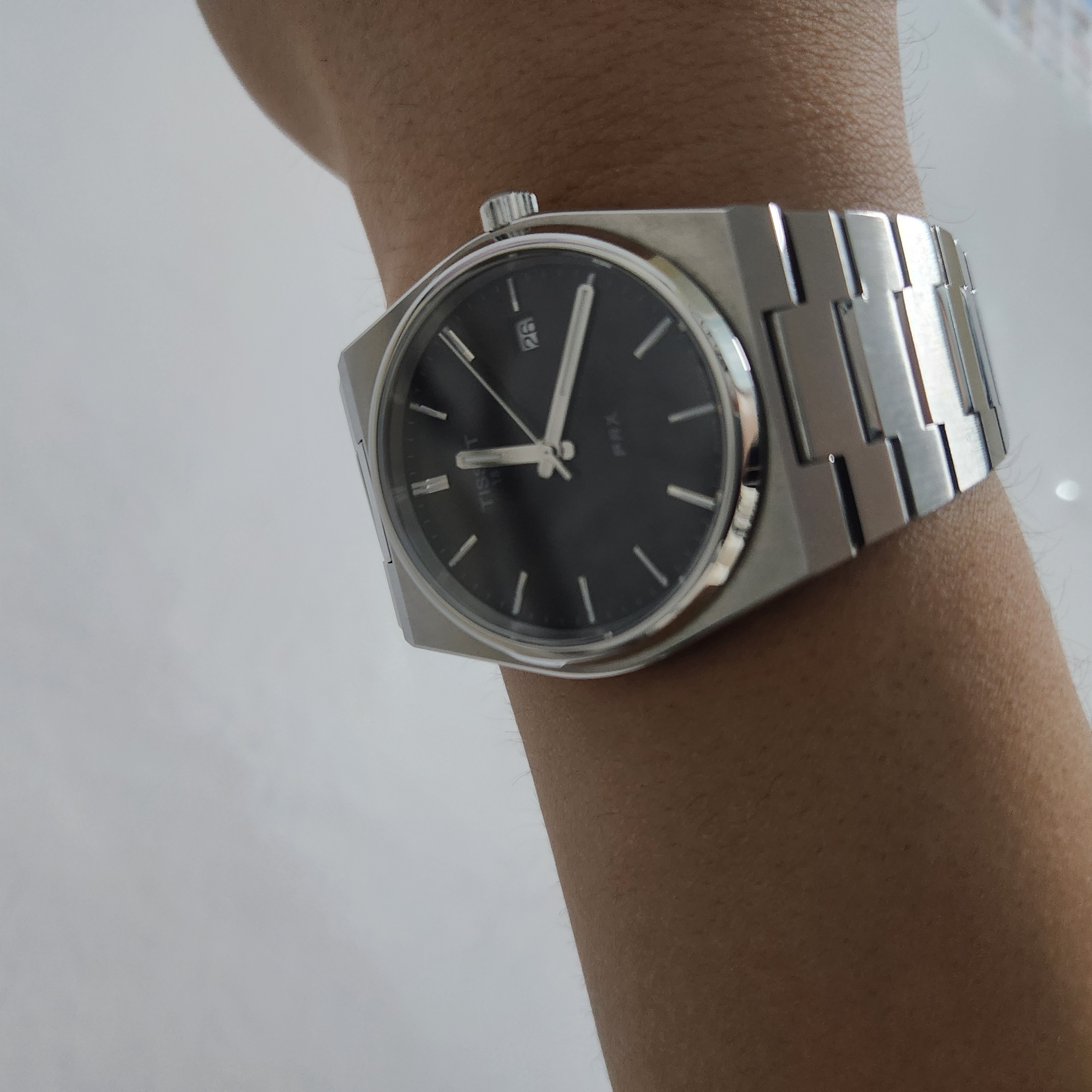 티쏘 PRX 40mm 쿼츠 스틸 블랙 착용 스타일 - 2