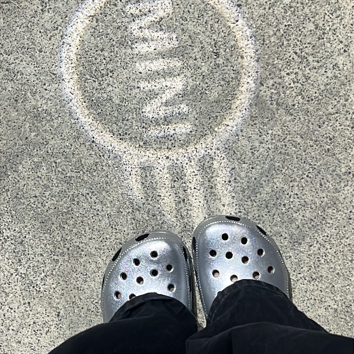 Crocs Classic Metallic Clog Silver 착용 스타일