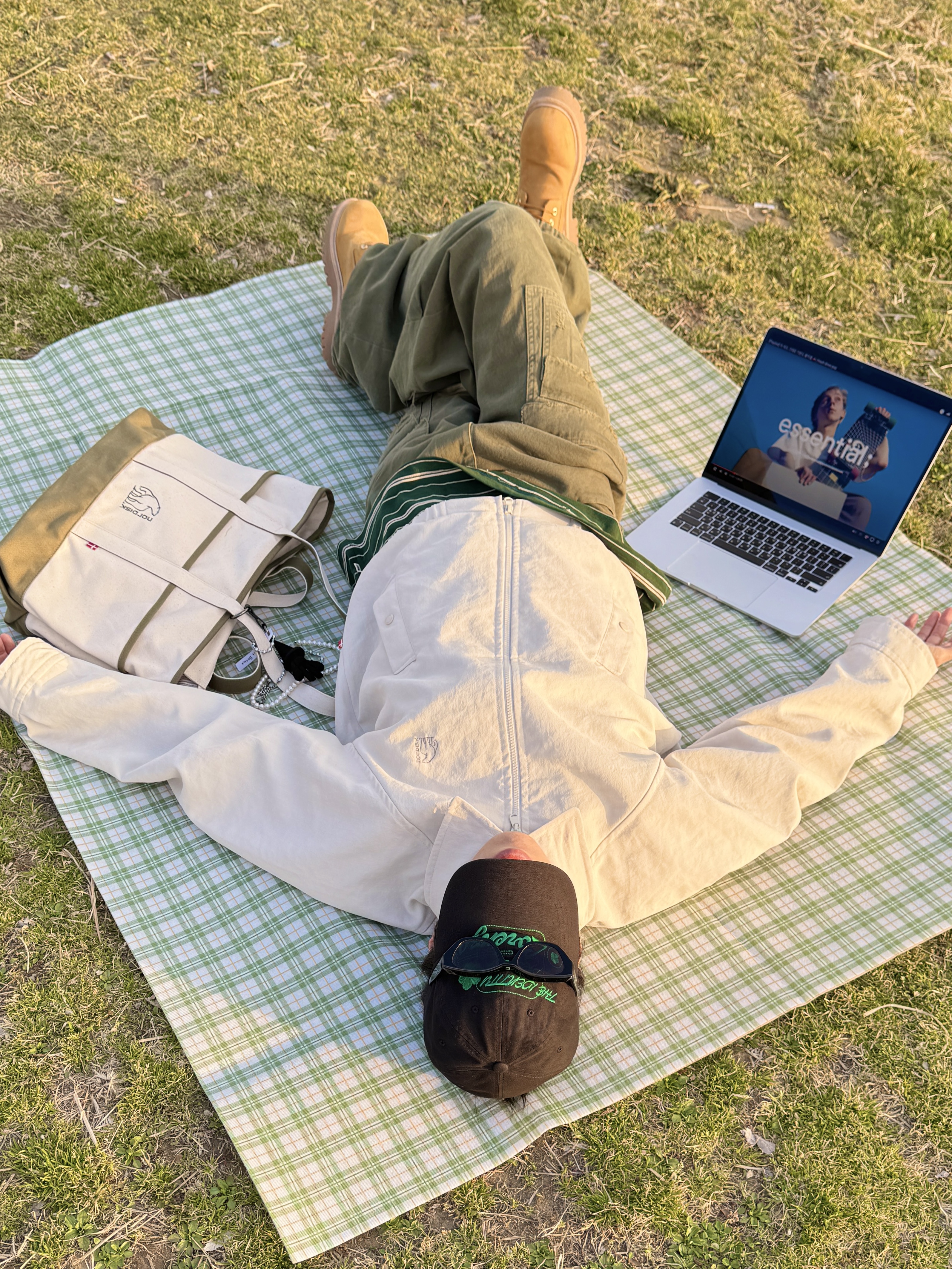 Apple 2024 MacBook Air 15 M3 256GB SSD / 8GB RAM Silver (Korean Ver.), Nonnod Double Pocket Cargo Pants Vintage Khaki 착용 스타일 - 1