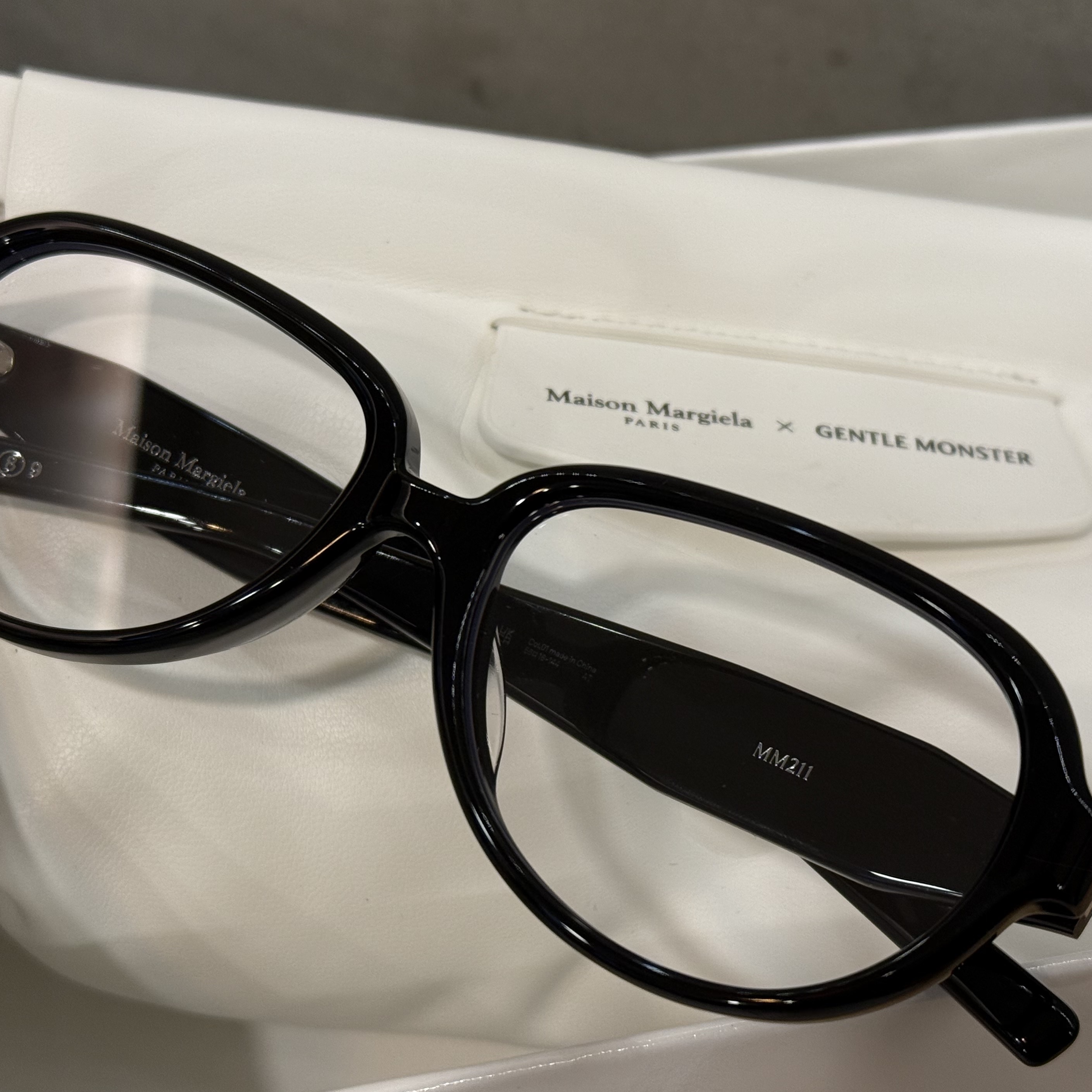 Gentle Monster x Maison Margiela MM211 Black Clear 착용 스타일