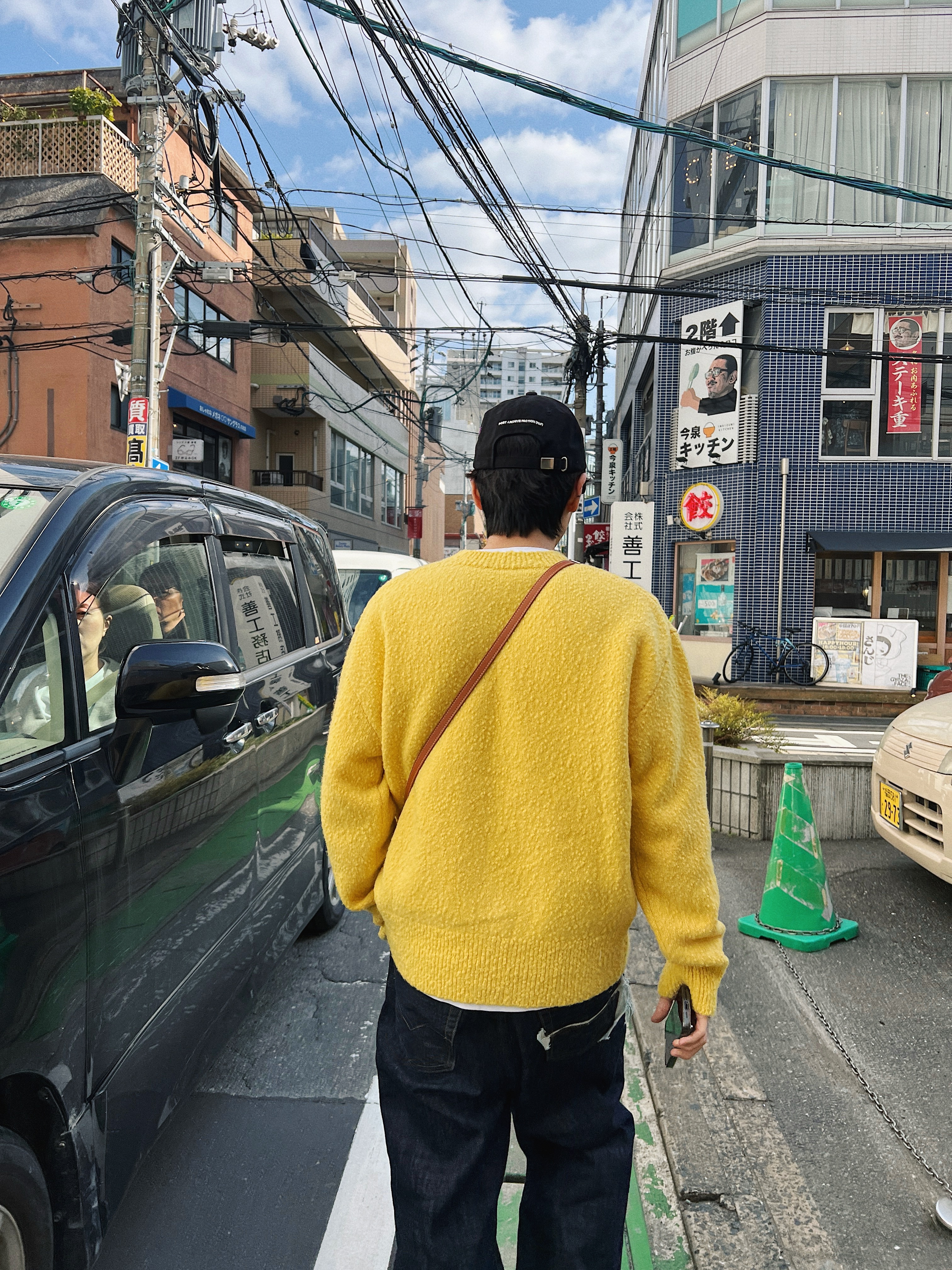 STU Casentino V-Neck Knit Yellow, Goyard Belvedere PM Bag Black Tan 착용 스타일 - 3