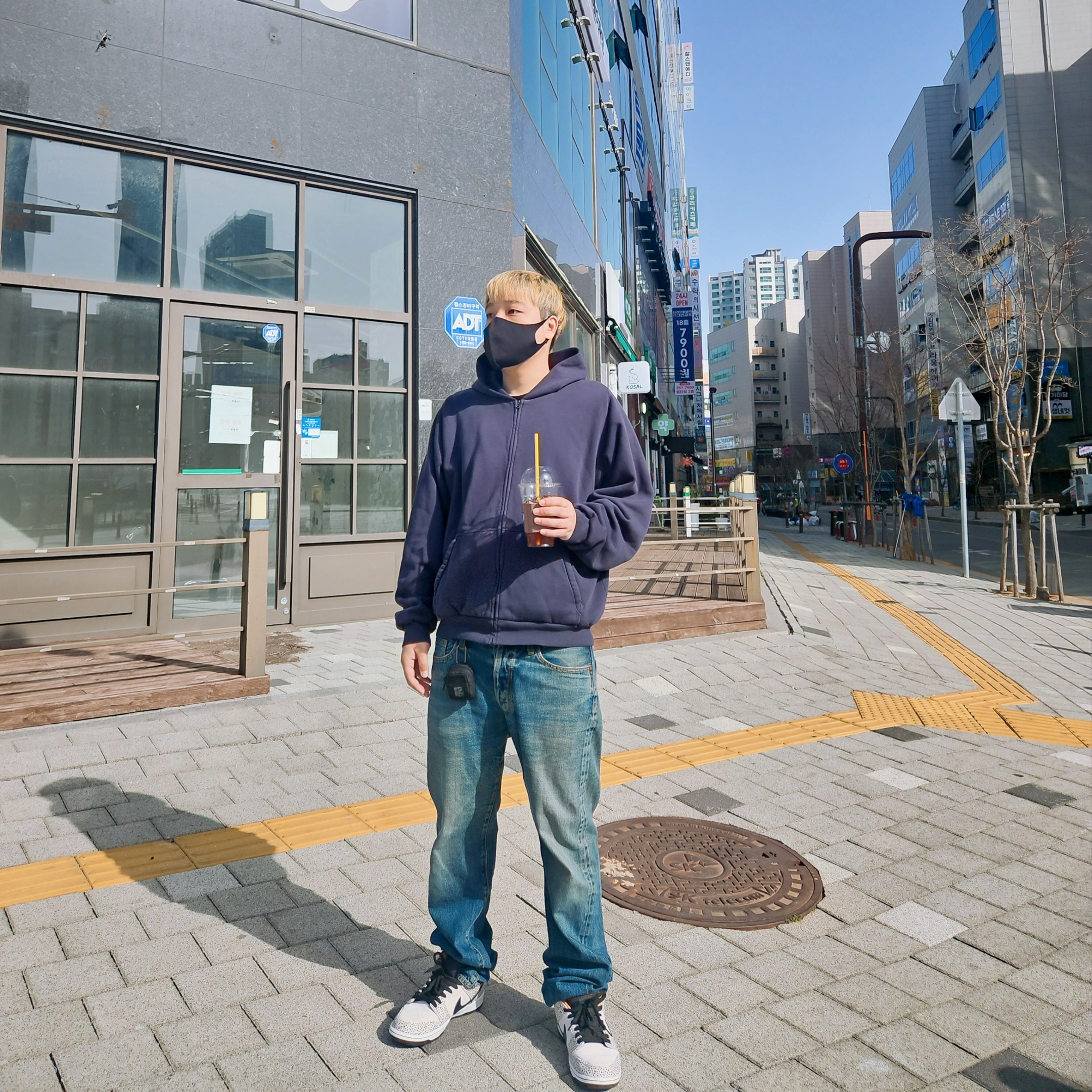 Yeezy YZY Zip-Up Hoodie Navy, Nike SB Dunk Low Pro Electric Phantom and Black 착용 스타일