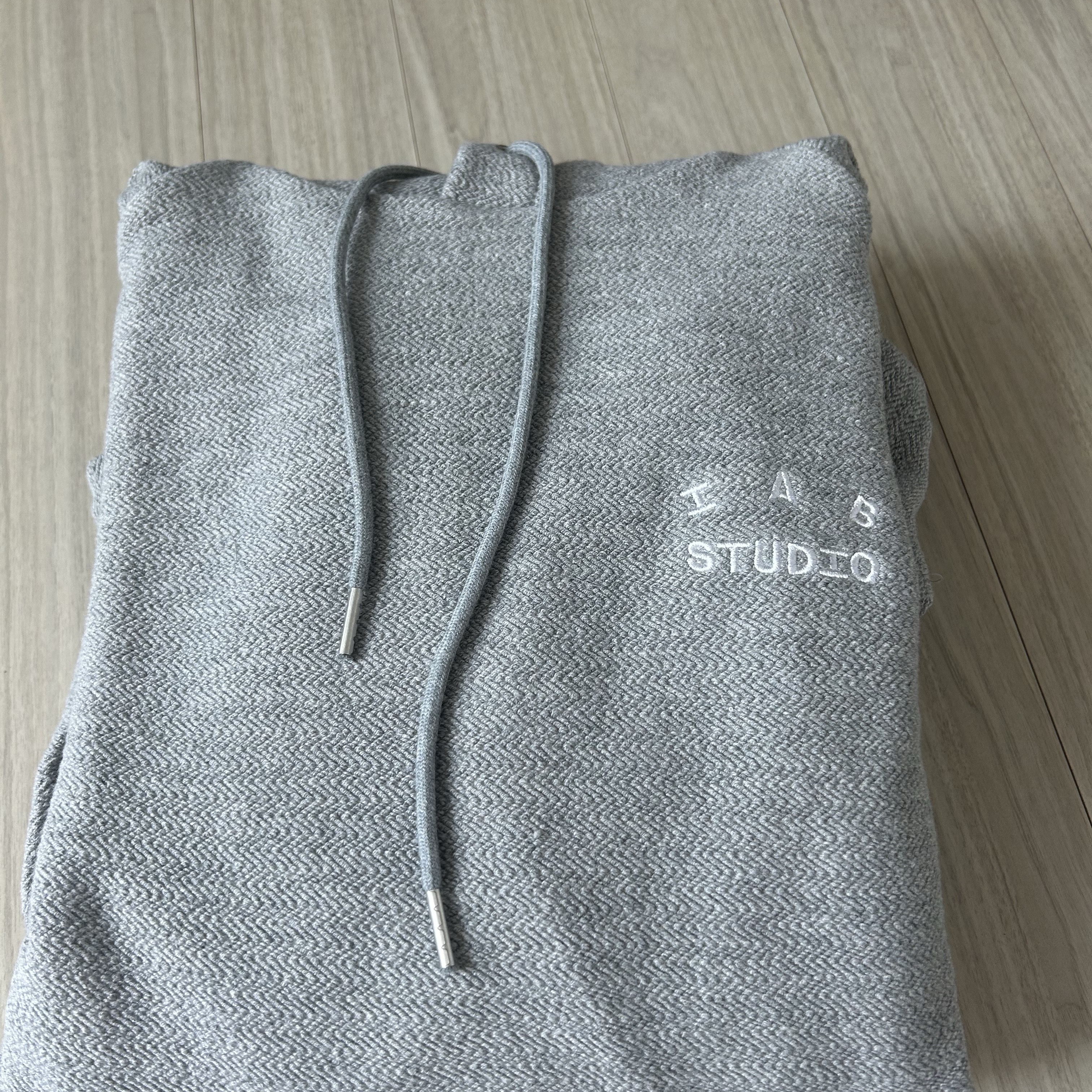 IAB Studio Herringbone Hoodie Gray White 착용 스타일
