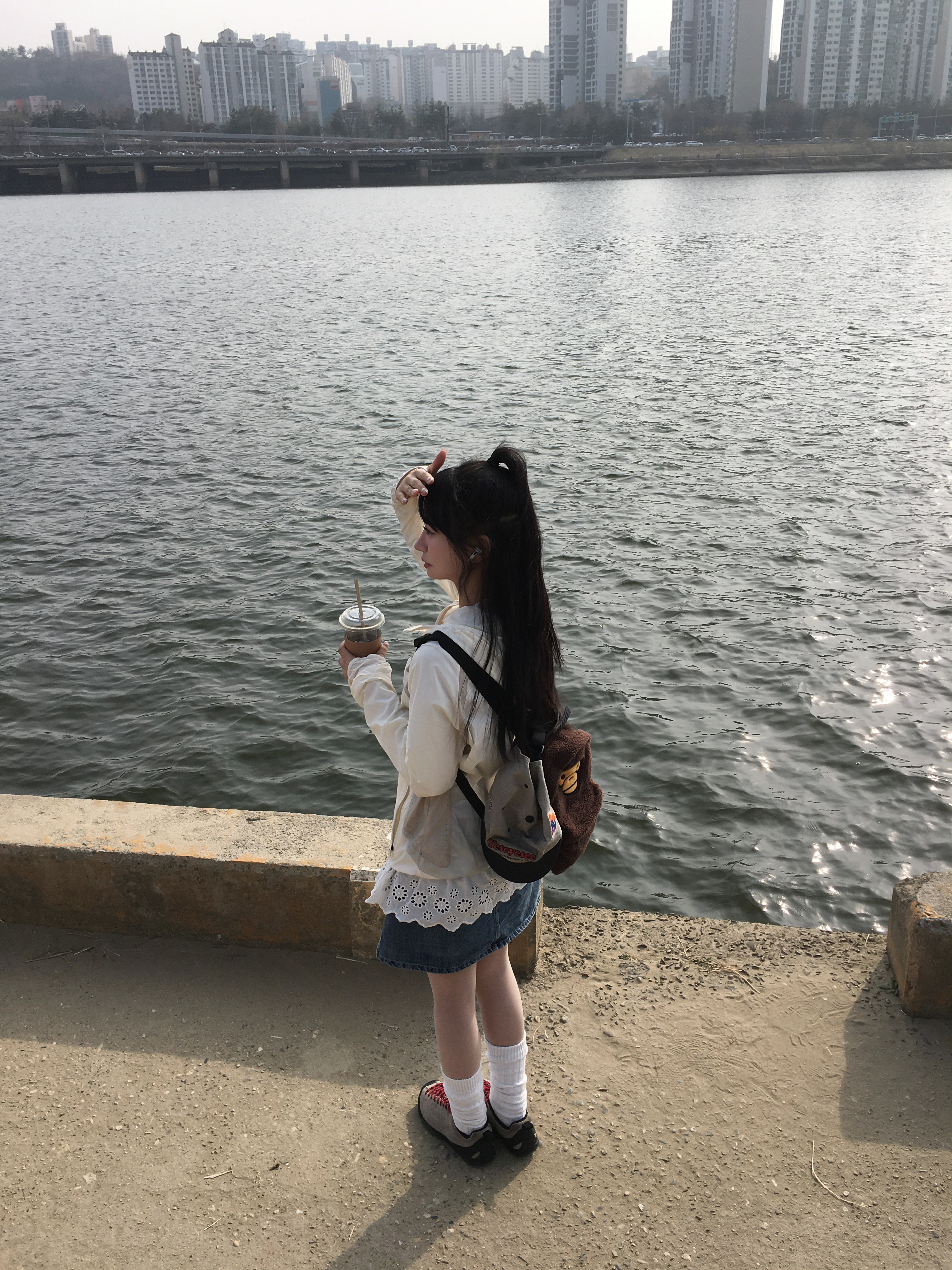 산산기어 러닝 자켓 아이보리, 베이프 베이비 마일로 미니 퍼 백팩 브라운 착용 스타일 - 3