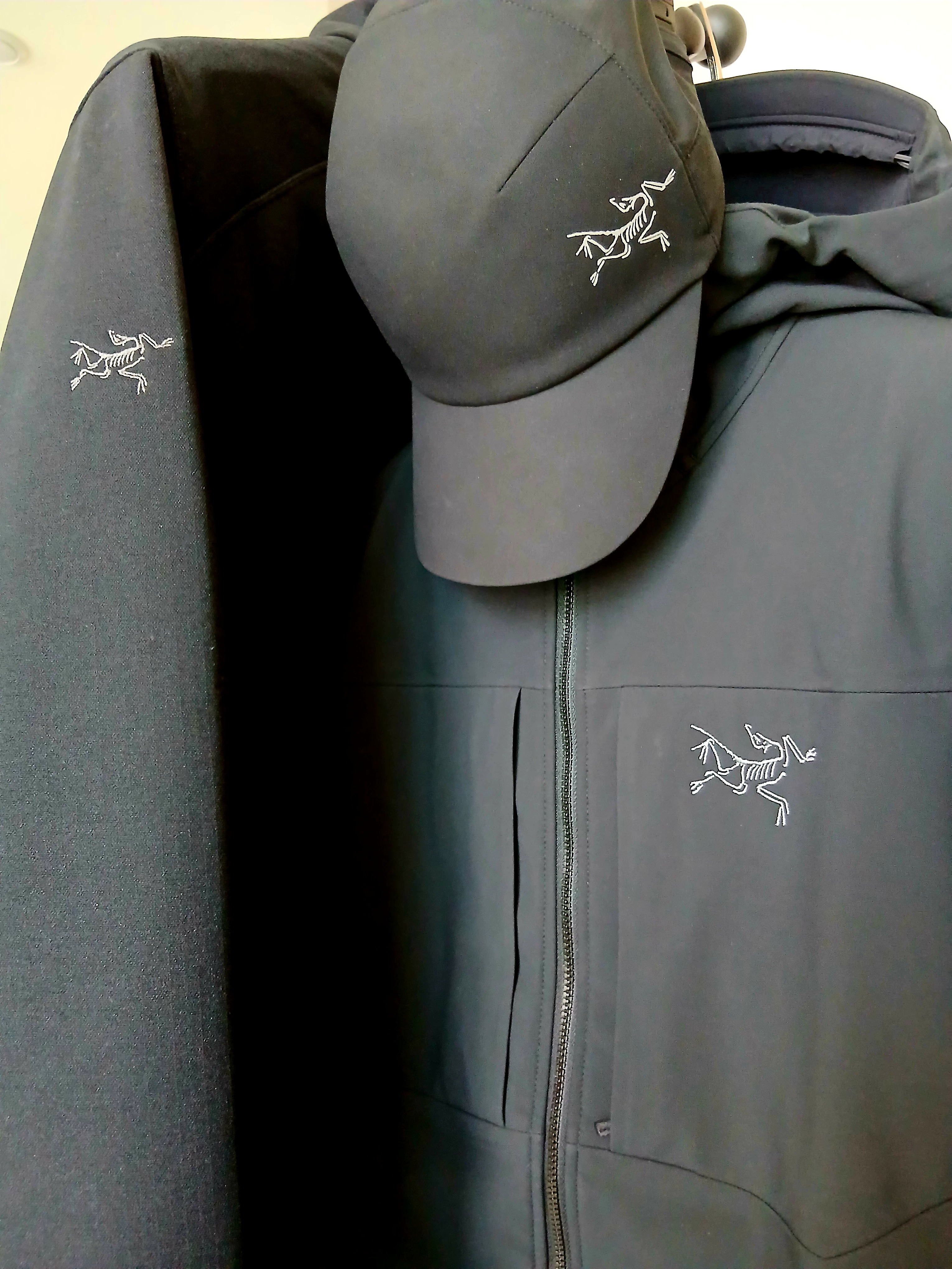 Arc'teryx Calvus Cap Black, Arc'teryx Gamma MX Hoody Black 착용 스타일 - 3