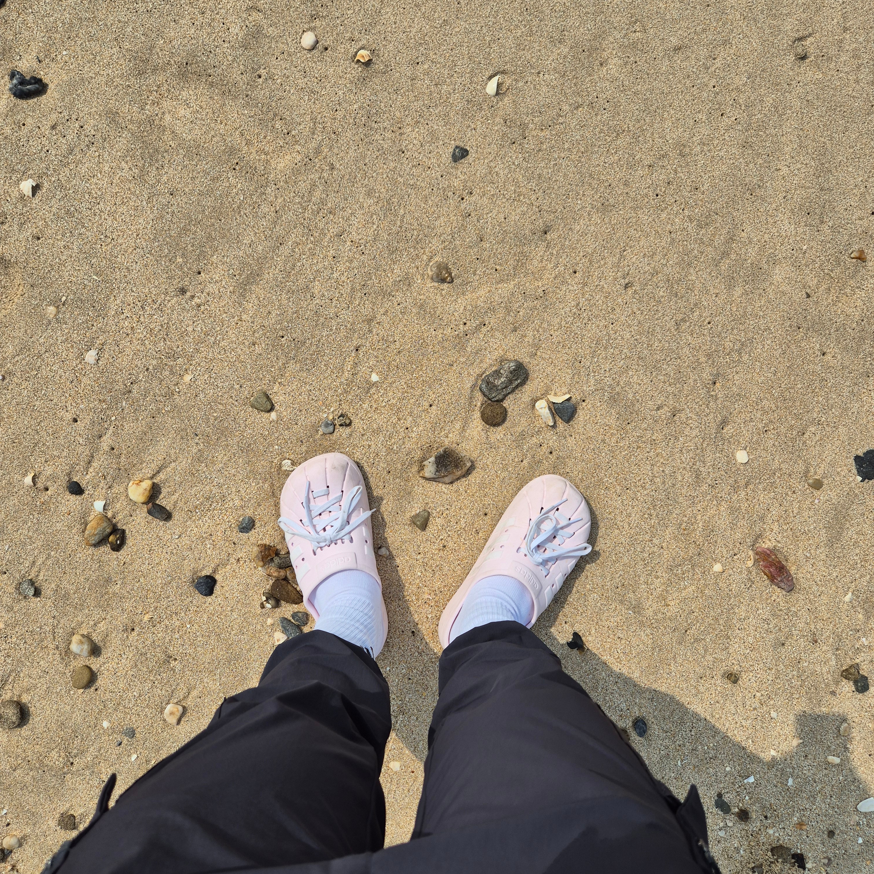 Adidas Adilette Clogs Almost Pink 착용 스타일