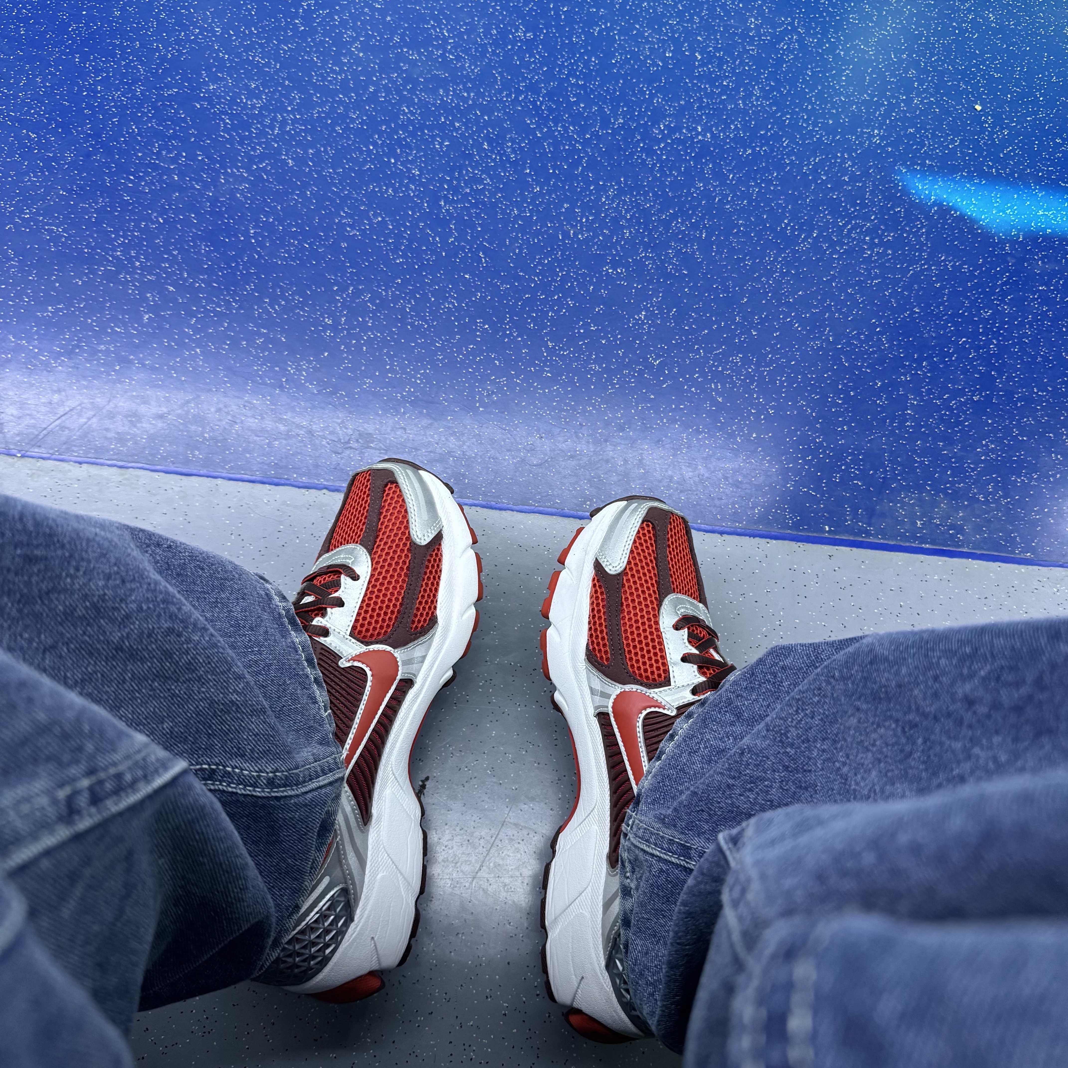 (W) Nike Zoom Vomero 5 Mystic Red and Platinum 착용 스타일