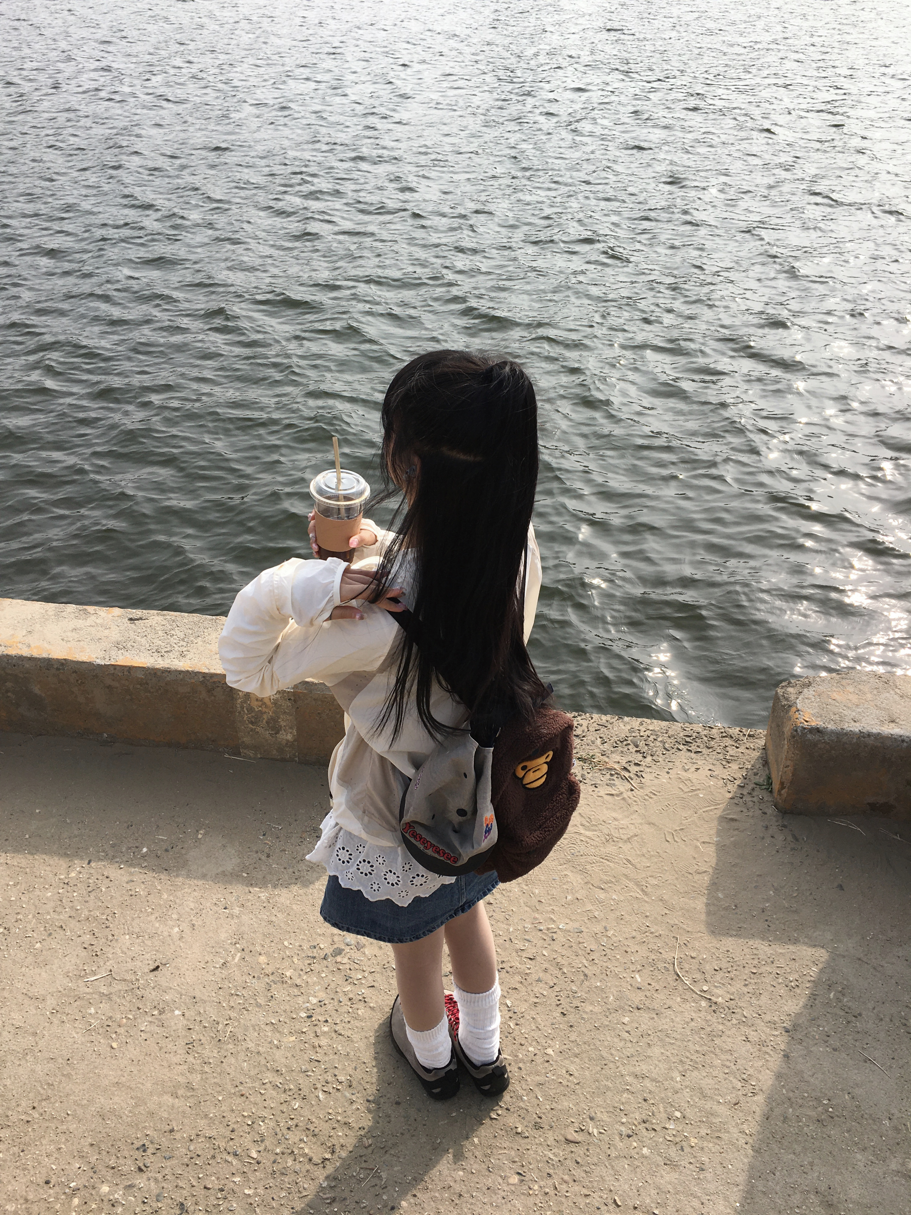 산산기어 러닝 자켓 아이보리, 베이프 베이비 마일로 미니 퍼 백팩 브라운 착용 스타일 - 2