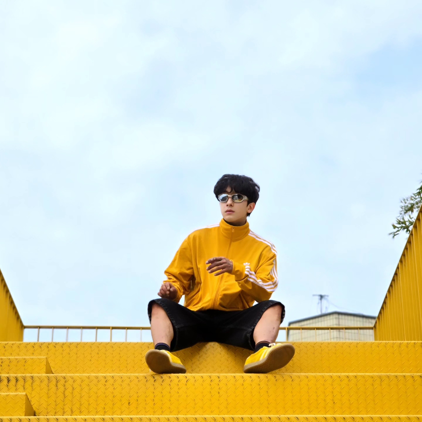 아디다스 아디컬러 클래식 파이어버드 트랙탑 프리러브드 옐로우 - KR 사이즈, 아디다스 아디컬러 데님 파이어버드 쇼츠 트루 블랙 데님 - KR 사이즈 착용 스타일 - 4