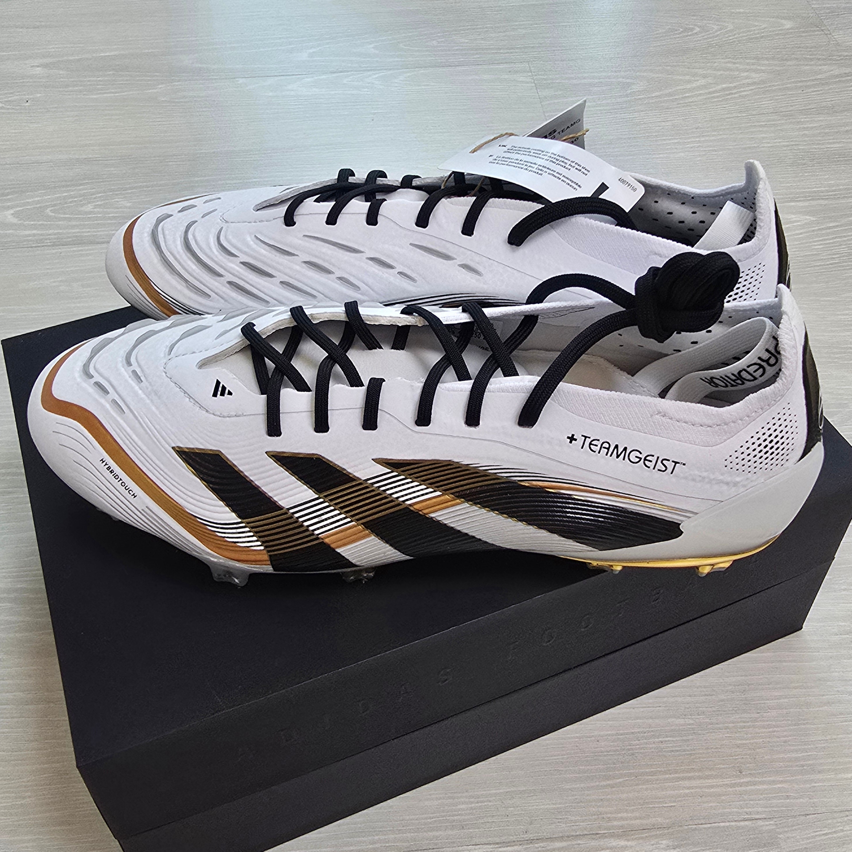 Adidas Predator Elite Foldover Tongue FG +Teamgeist Cleats Cloud White Core Black 착용 스타일