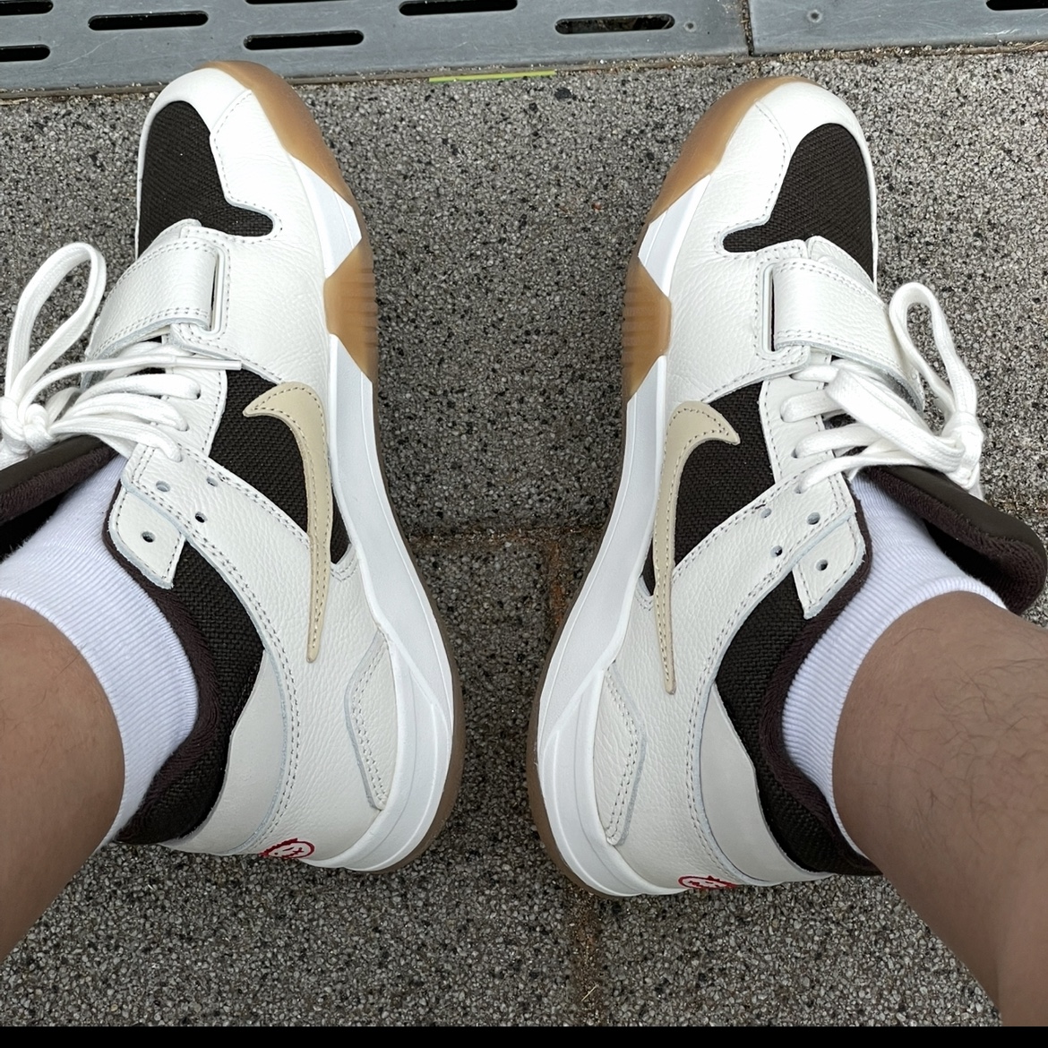 Jordan x Travis Scott Jumpman Jack TR Sail and Dark Mocha 착용 스타일