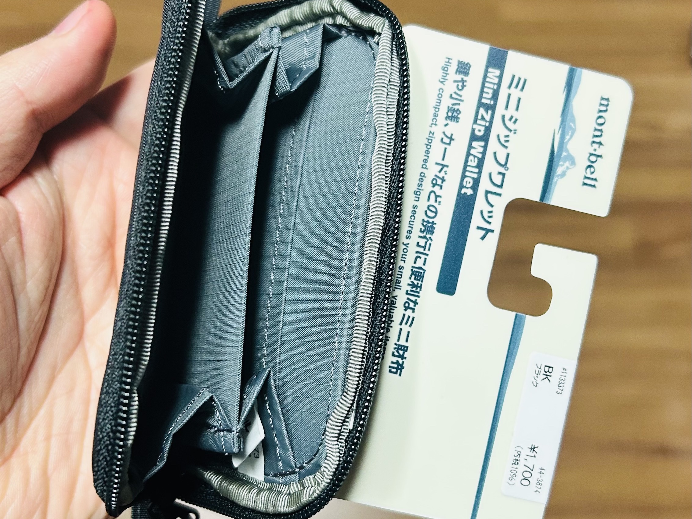 Montbell Mini Zip Wallet Black 착용 스타일 - 2