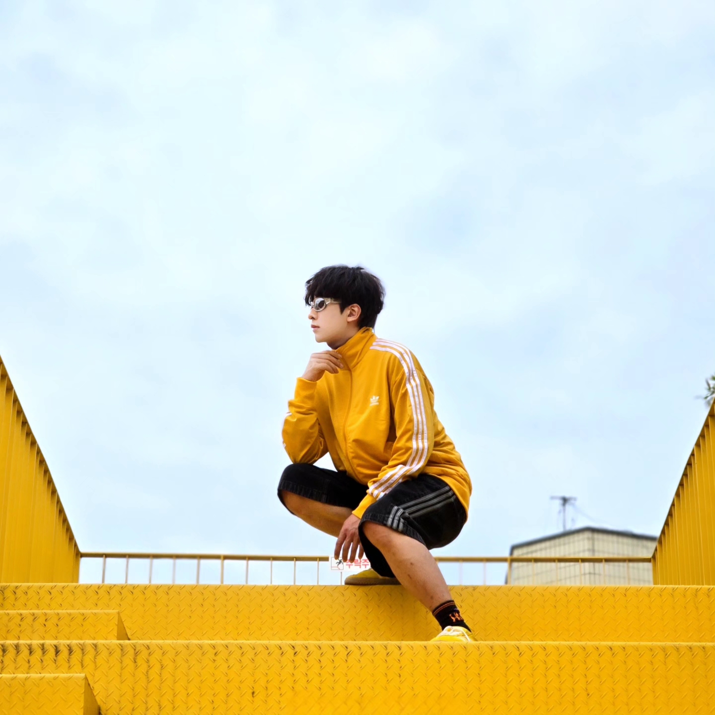 아디다스 아디컬러 클래식 파이어버드 트랙탑 프리러브드 옐로우 - KR 사이즈, 아디다스 아디컬러 데님 파이어버드 쇼츠 트루 블랙 데님 - KR 사이즈 착용 스타일 - 5