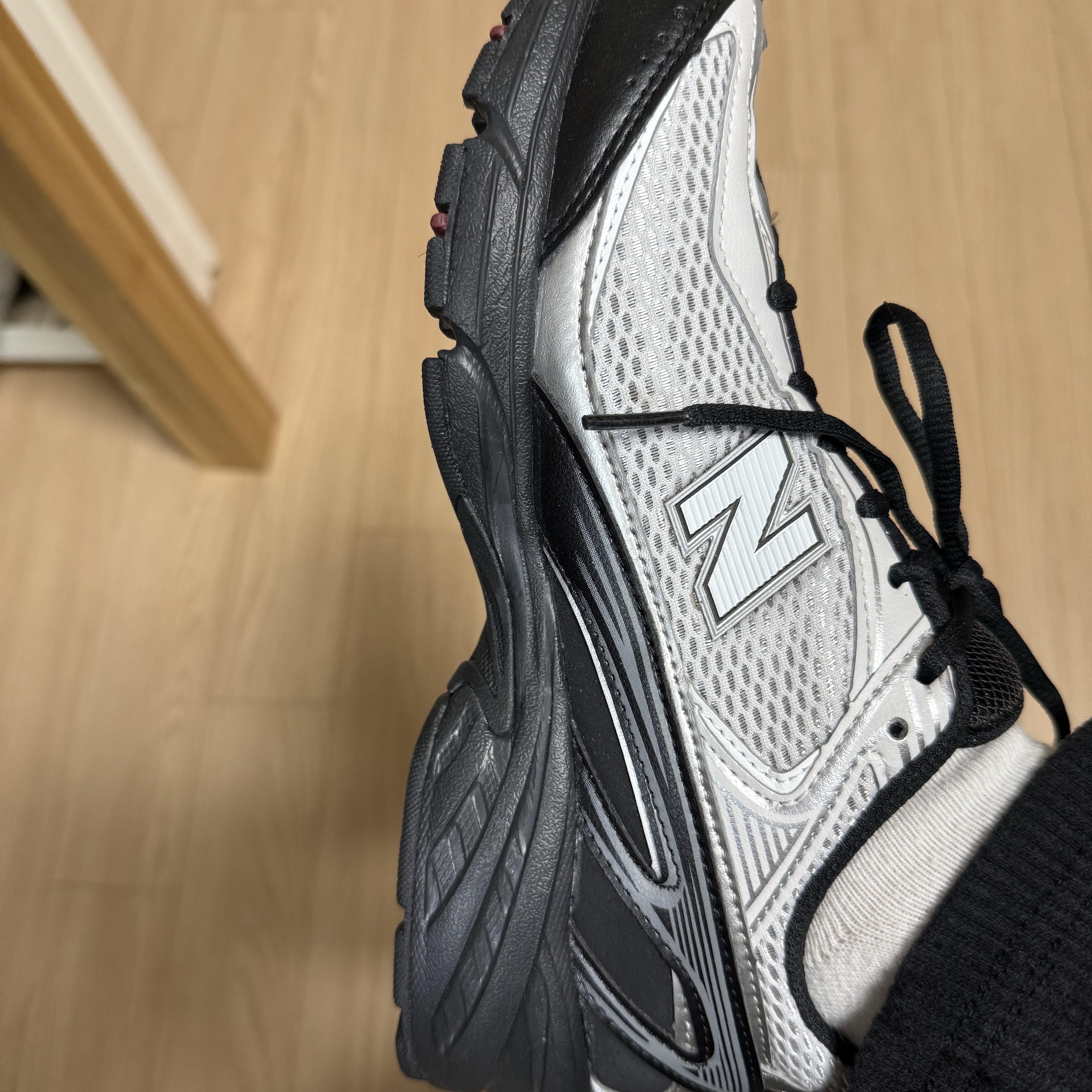 New Balance 509 Black Gray 착용 스타일 - 2