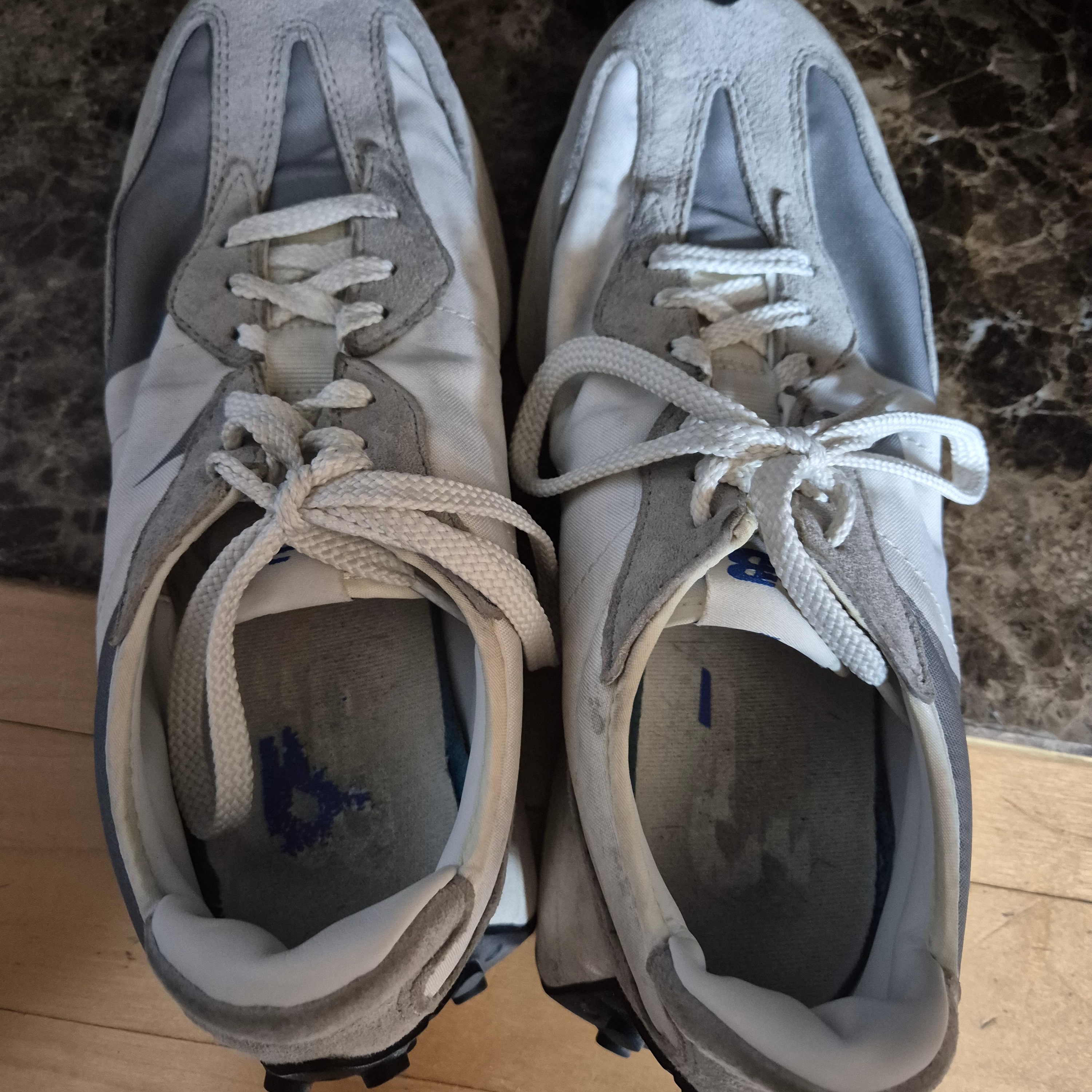 New Balance 327 Grey 착용 스타일