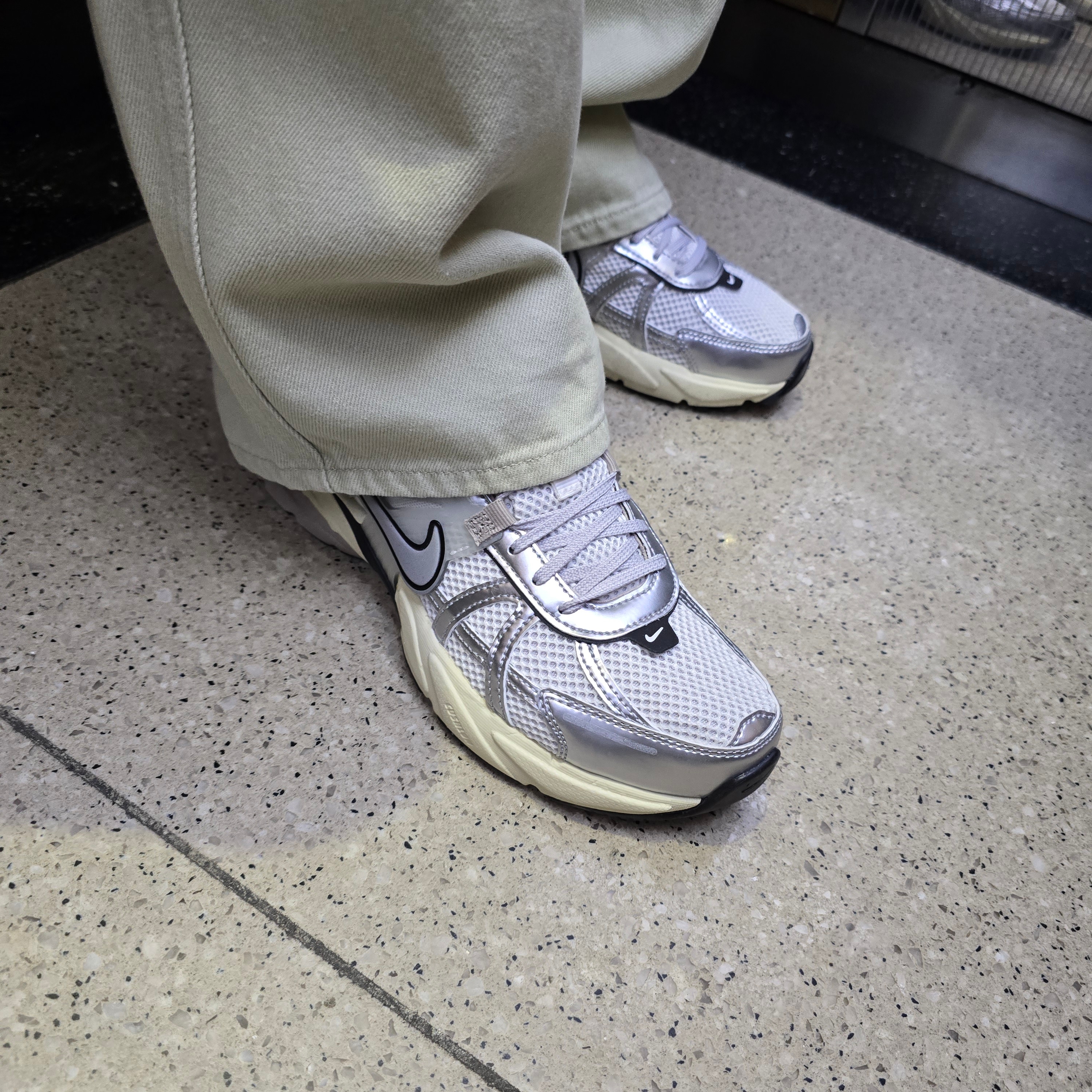 Nike V2K Run Summit White Metallic Silver 착용 스타일