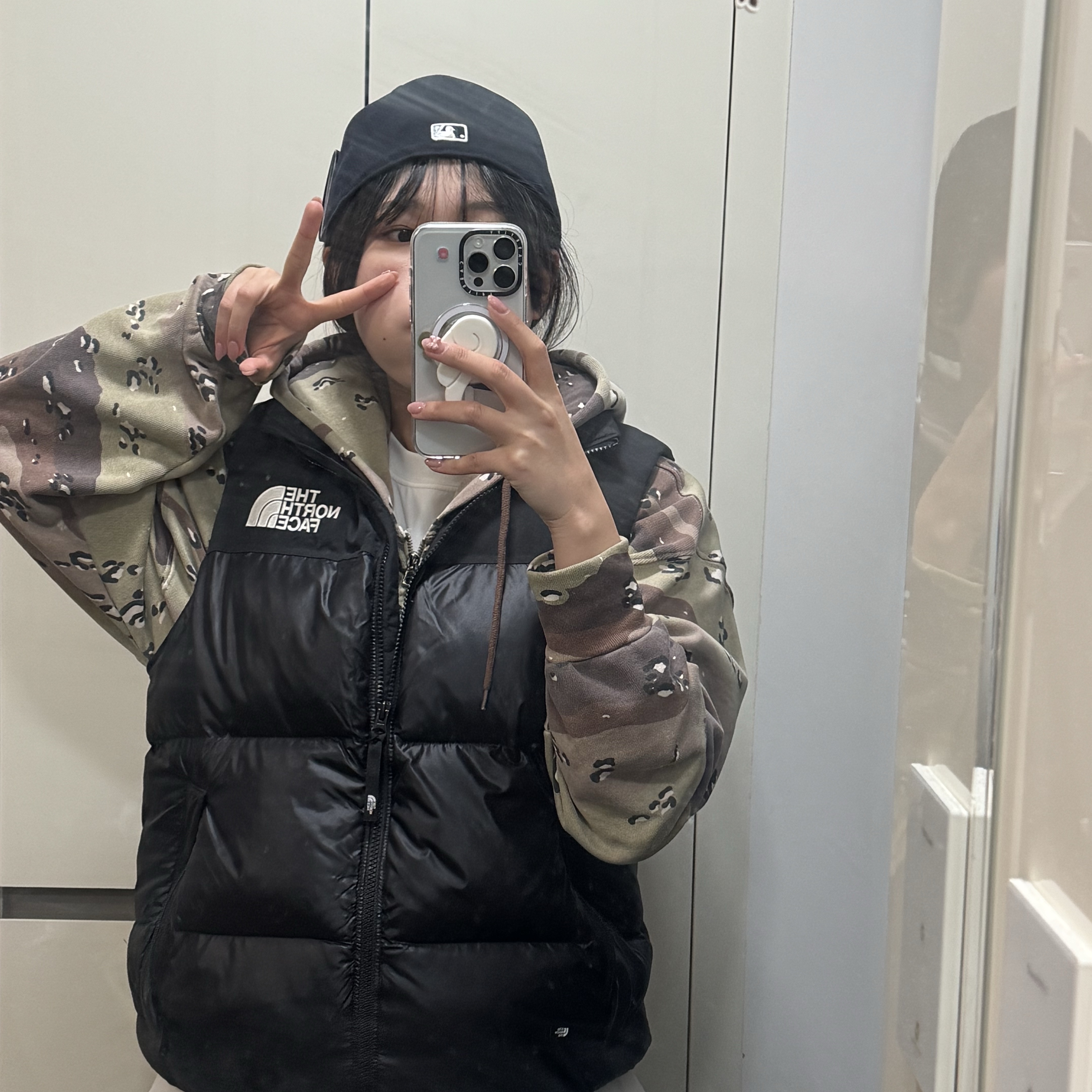 [KREAM 단독] Suade Camo Hood Zip Up Camo, The North Face Nuptse On Ball Vest Black 착용 스타일