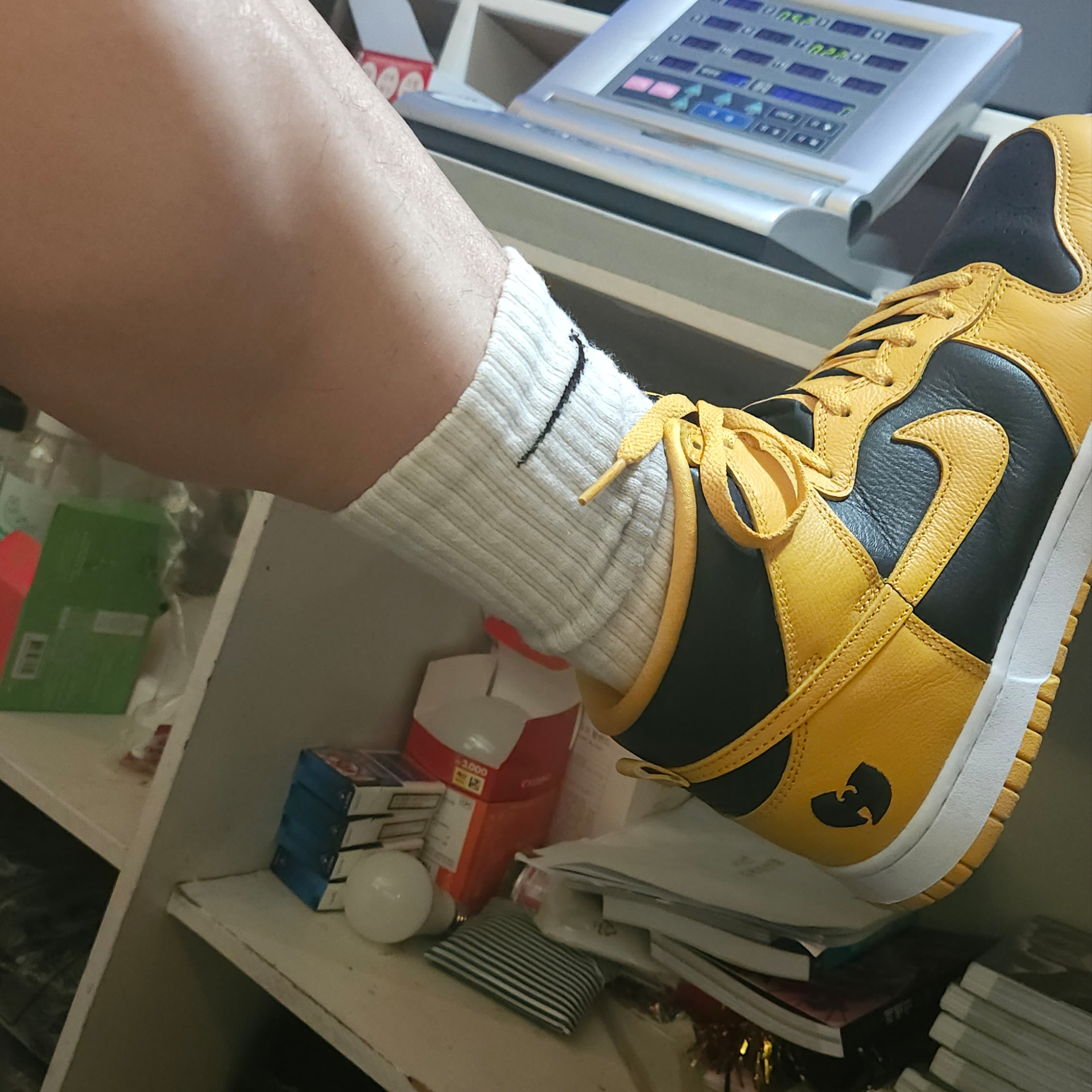 Nike Wu-Tang Clan Dunk High Black and Pollen 착용 스타일 - 3