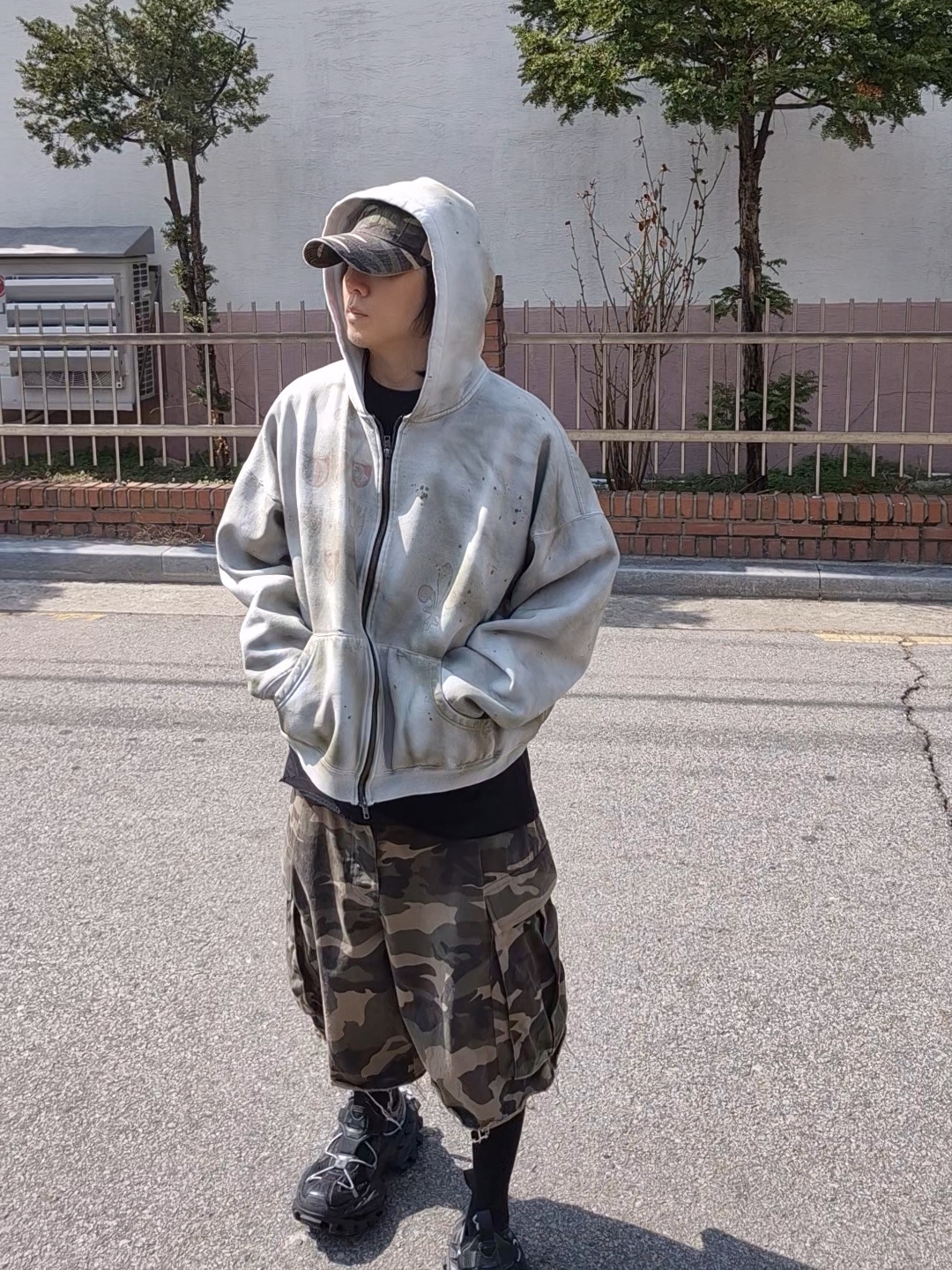 Undermycar Mu.47 Anti Fxxking Logo Play Big Cargo Camo Shorts Camo Mocha, Balenciaga Hike Sneaker Black 착용 스타일 - 4