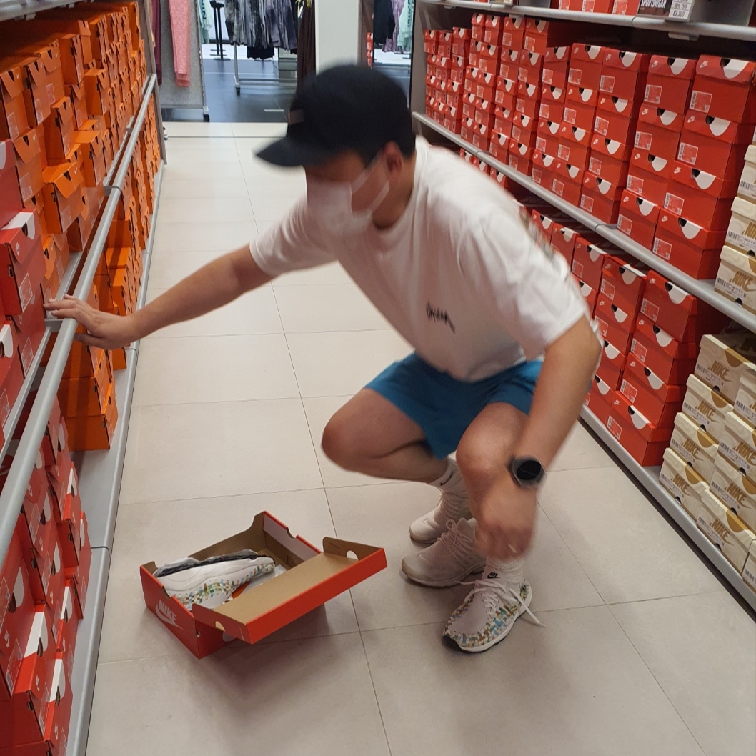 (W) Nike Air Footscape Woven Summit White, Stussy Basic Stussy T-Shirt White 2024, 2025 착용 스타일