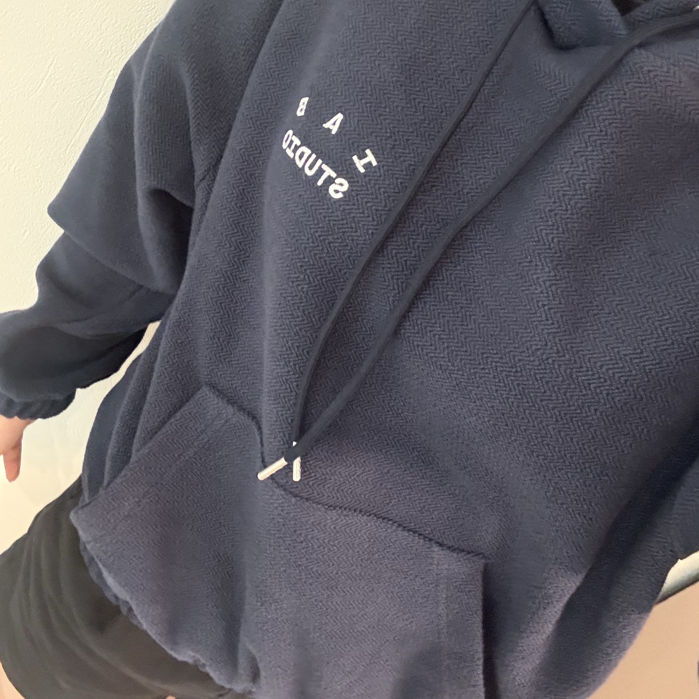 IAB Studio Herringbone Hoodie Navy White 착용 스타일 - 1