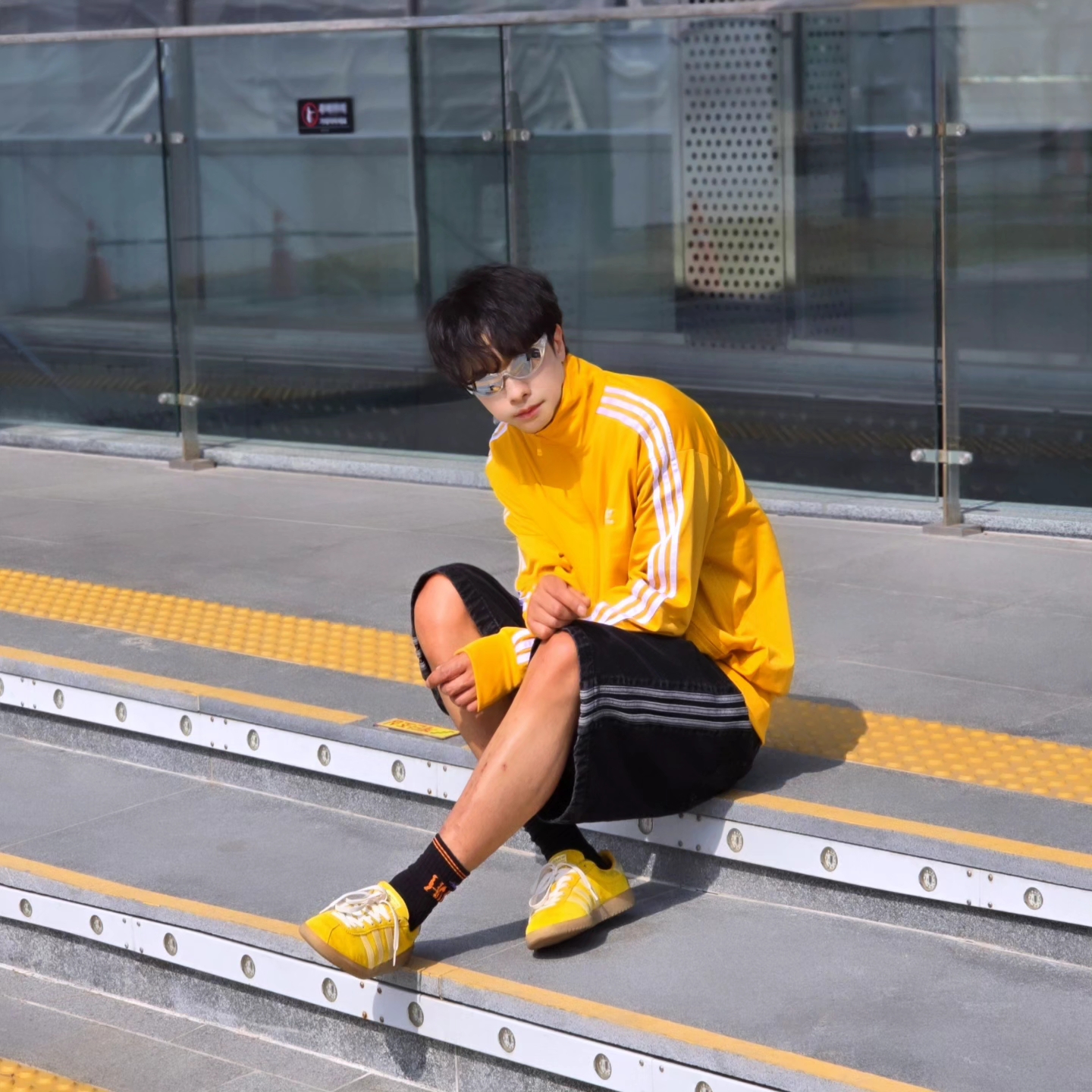 Adidas Adicolor Classic Firebird Track Top Preloved Yellow - KR Sizing, Adidas Adicolor Denim Firebird Shorts True Black Denim - KR Sizing 착용 스타일 - 8