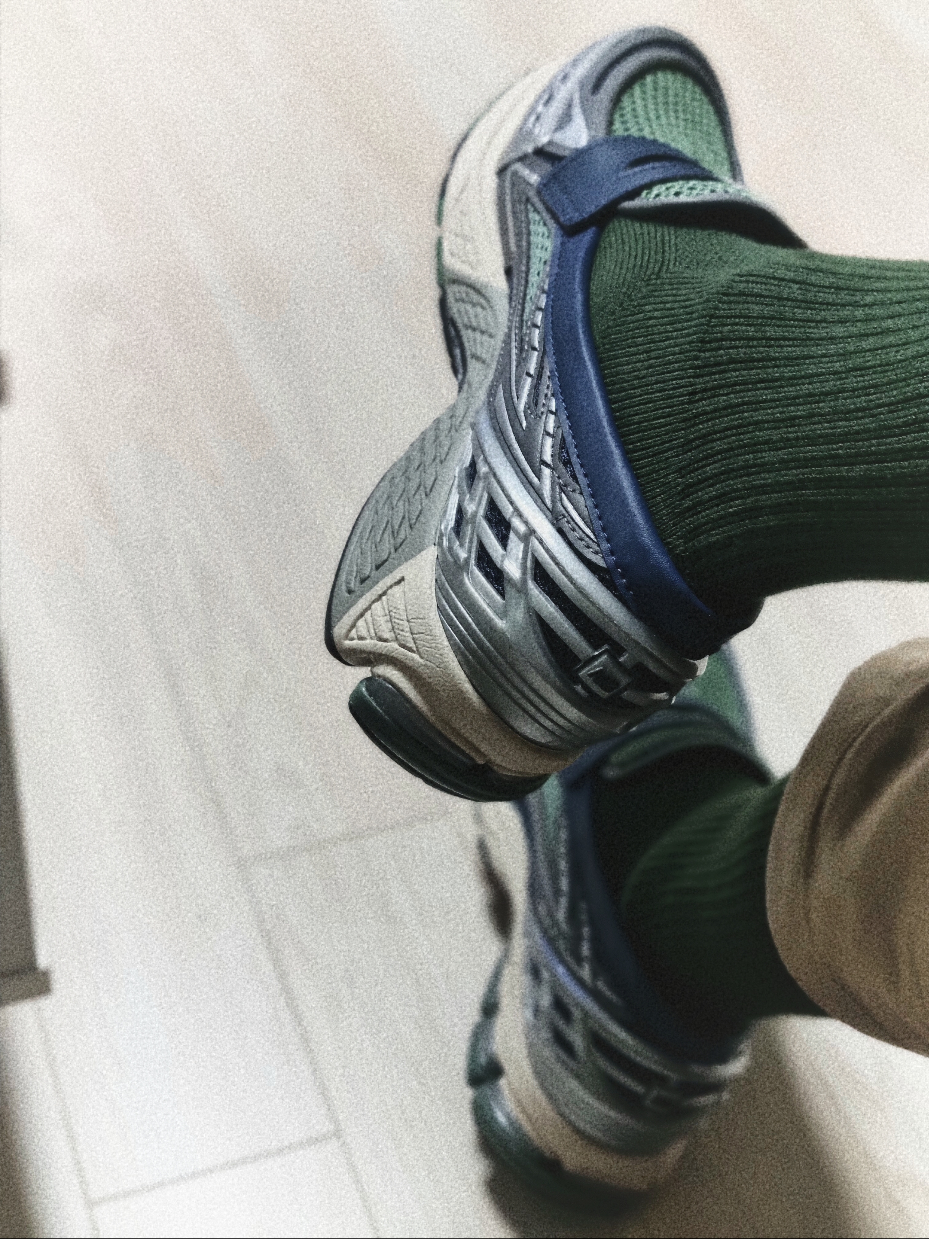 New Balance 1906L Silver Metallic Navy 착용 스타일