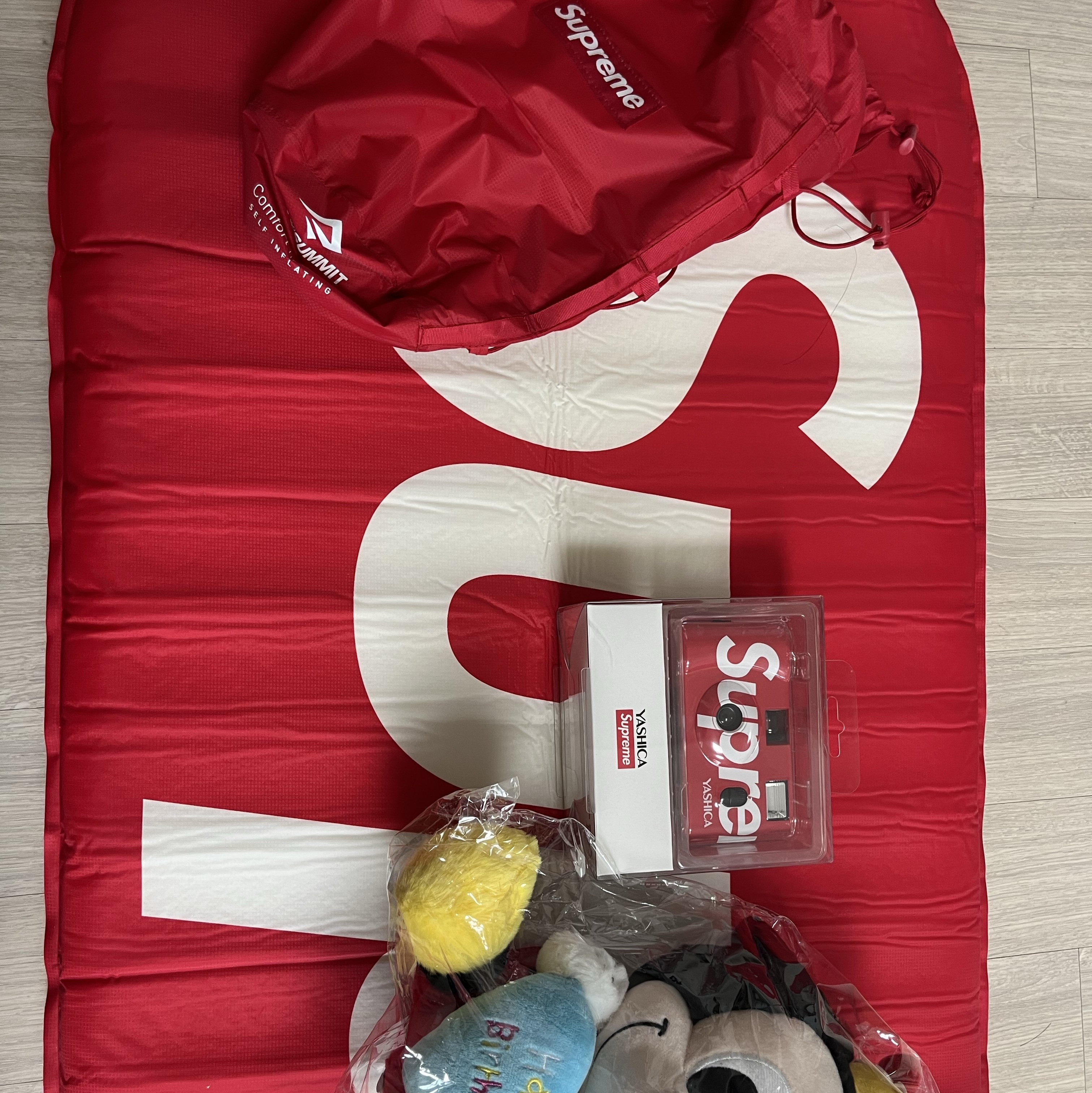 Supreme Yashica MF-1 Camera Red - 21SS, Supreme x Sea to Summit Self Inflating Sleeping Mat Red - 21SS 착용 스타일