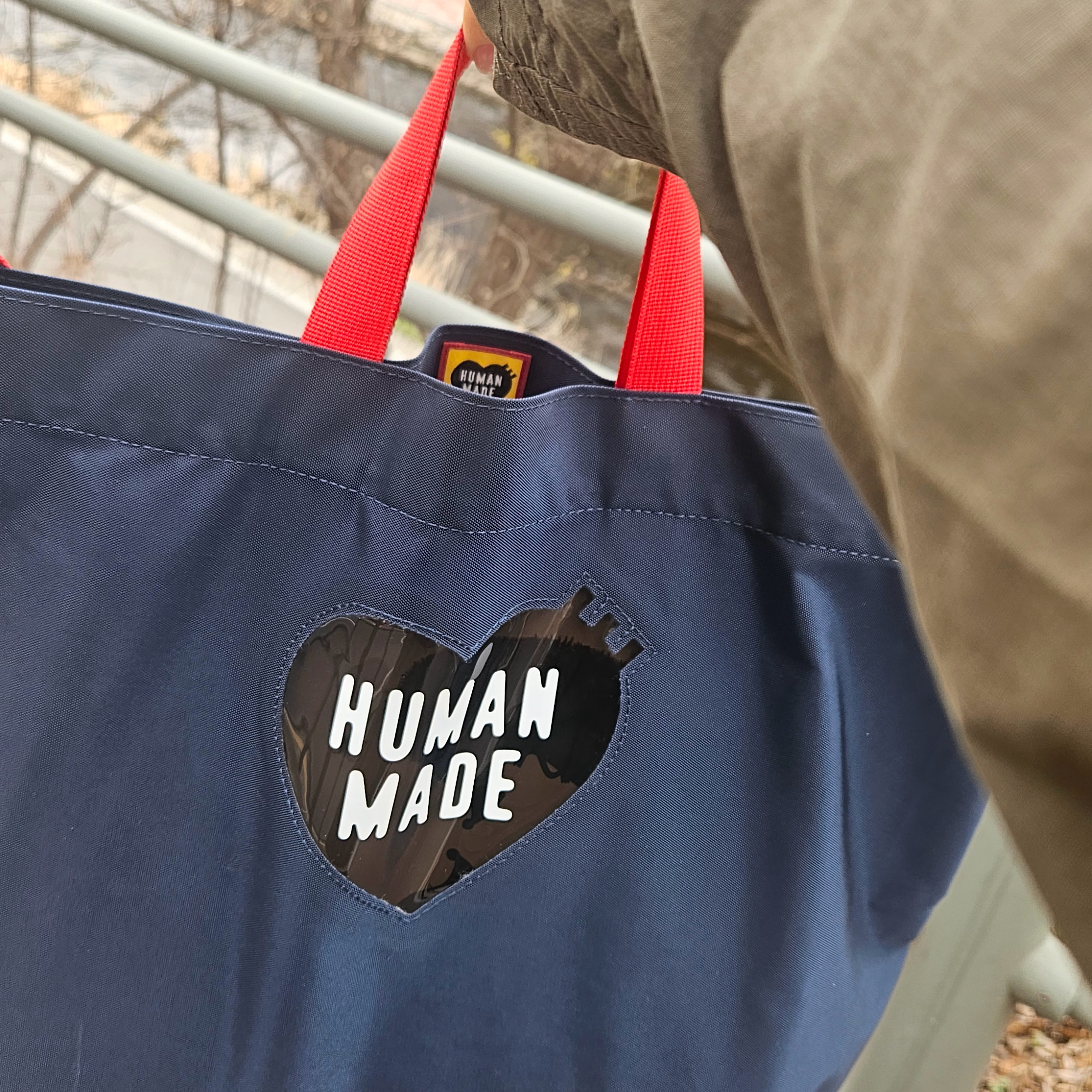 Human Made Shoulder Tote Bag Navy 착용 스타일 - 5