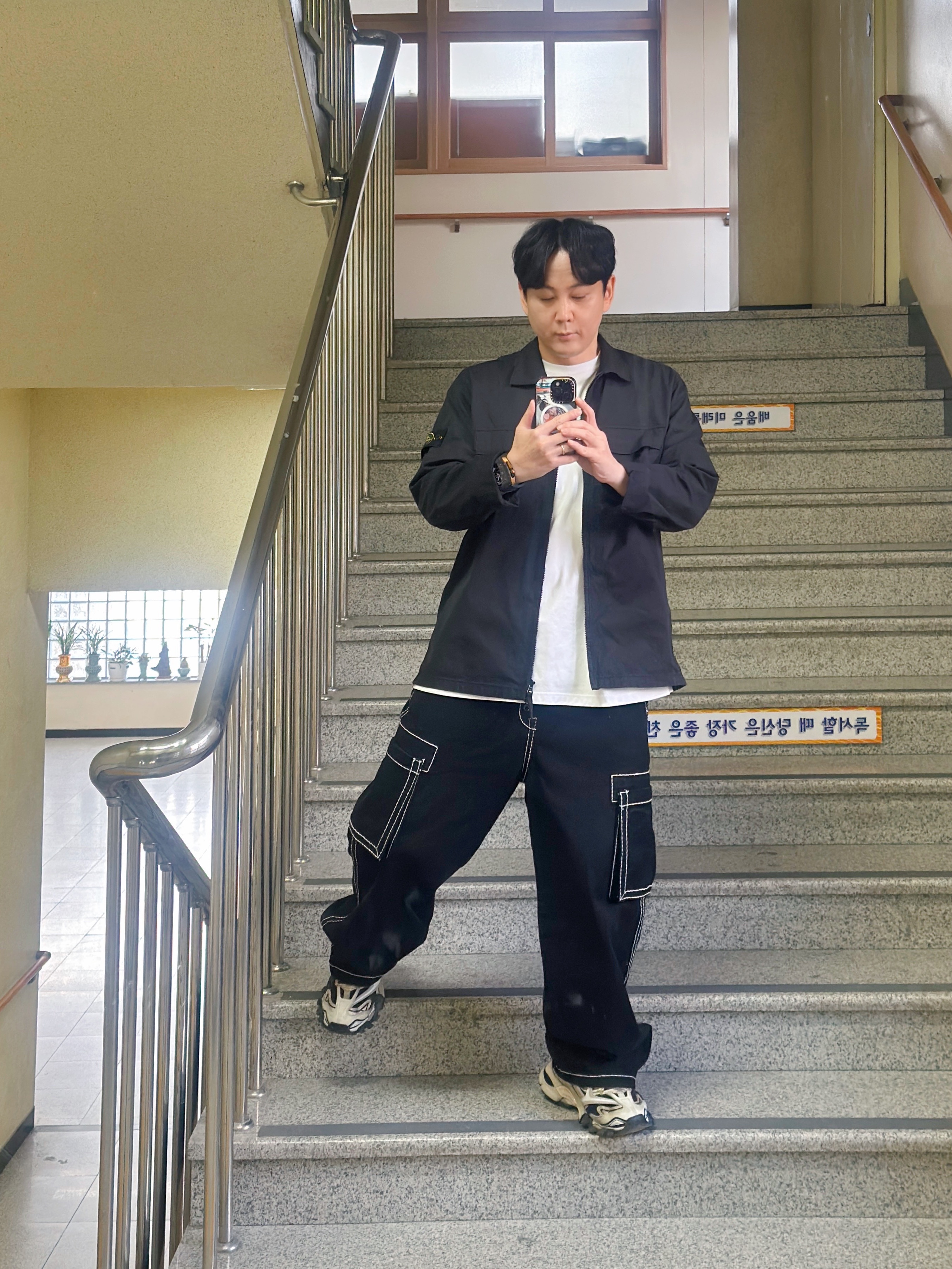 Stone Island 10210 Double Pocket Cotton Overshirt Black - 23SS, True Religion Classic Cargo Pants Mk-1 Black 착용 스타일 - 2