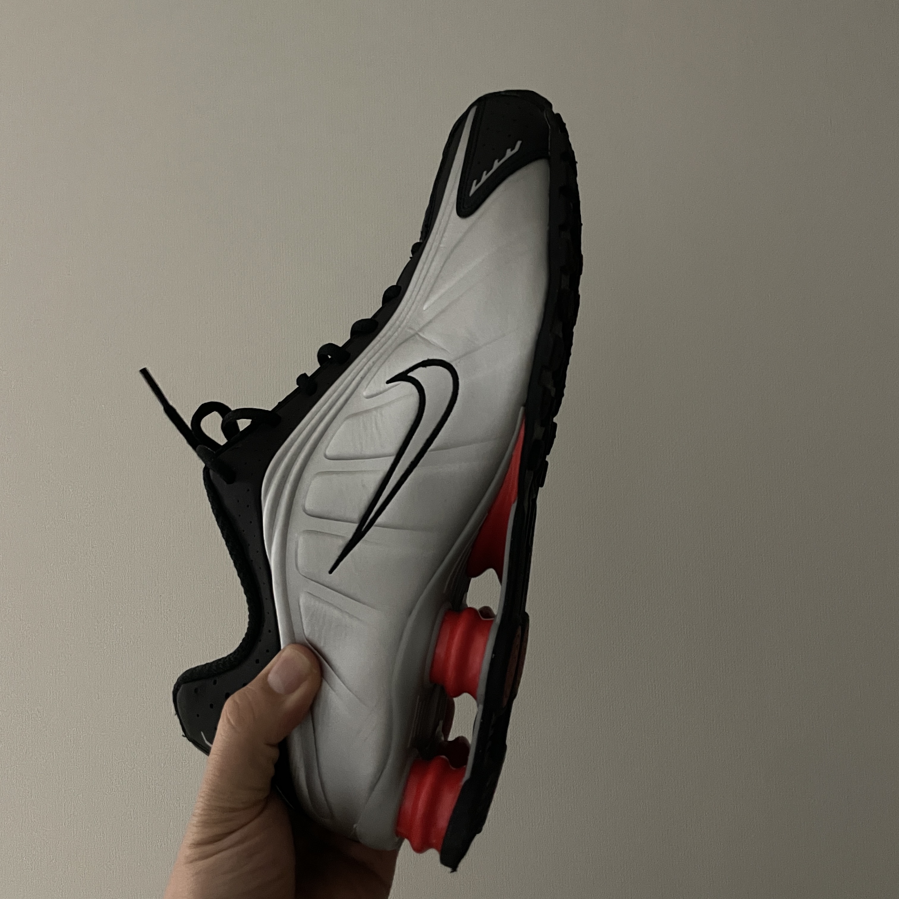 Nike Shox R4 Metallic Silver Red 착용 스타일