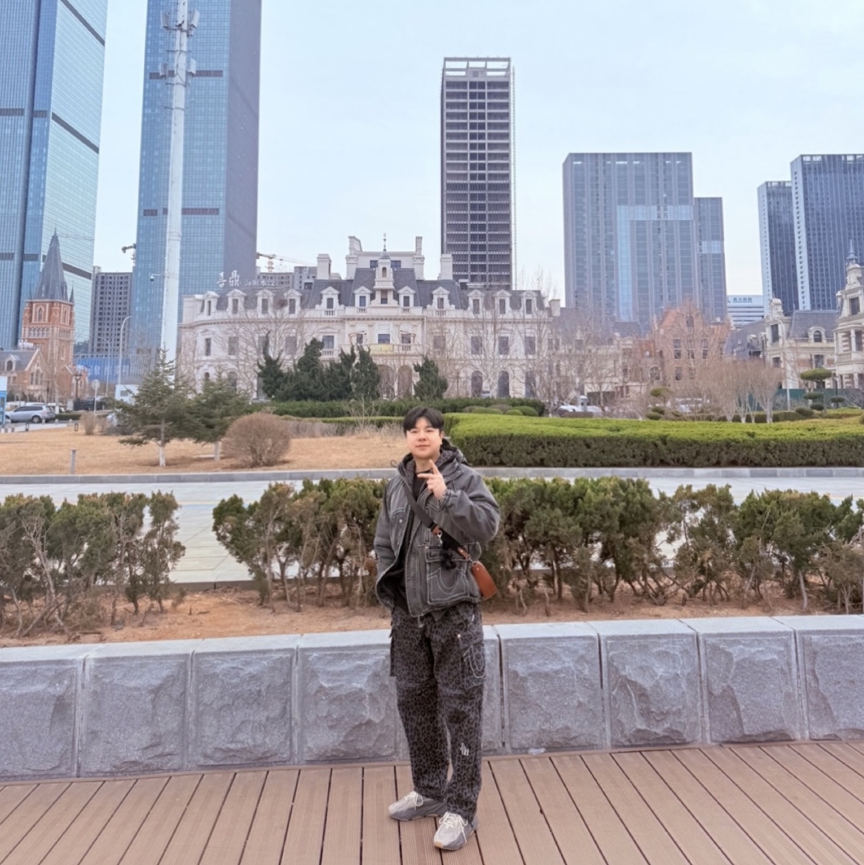 트루릴리젼 x 페치 스웻 세퍼레이트 카고 팬츠 레오파드 차콜, 트루릴리젼 x 페치 스웻 세퍼레이트 후디 레오파드 차콜 착용 스타일