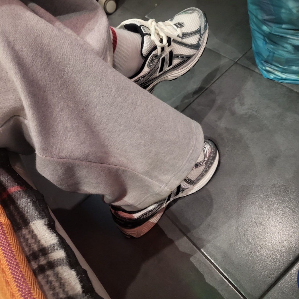 뉴발란스 1906R 실버 메탈릭 블랙 착용 스타일