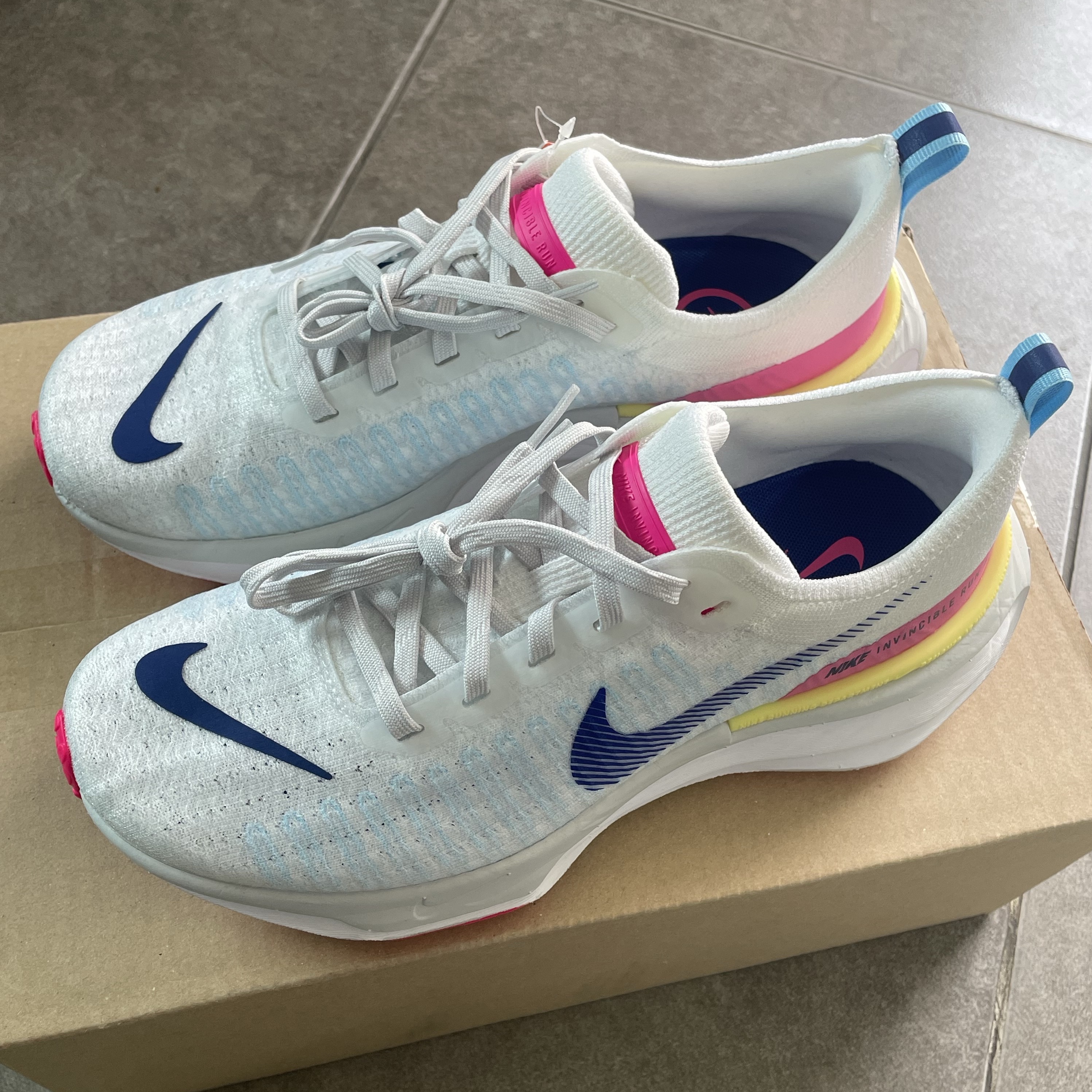 Nike ZoomX Invincible Run Flyknit 3 Fierce Pink Deep Royal Blue 착용 스타일