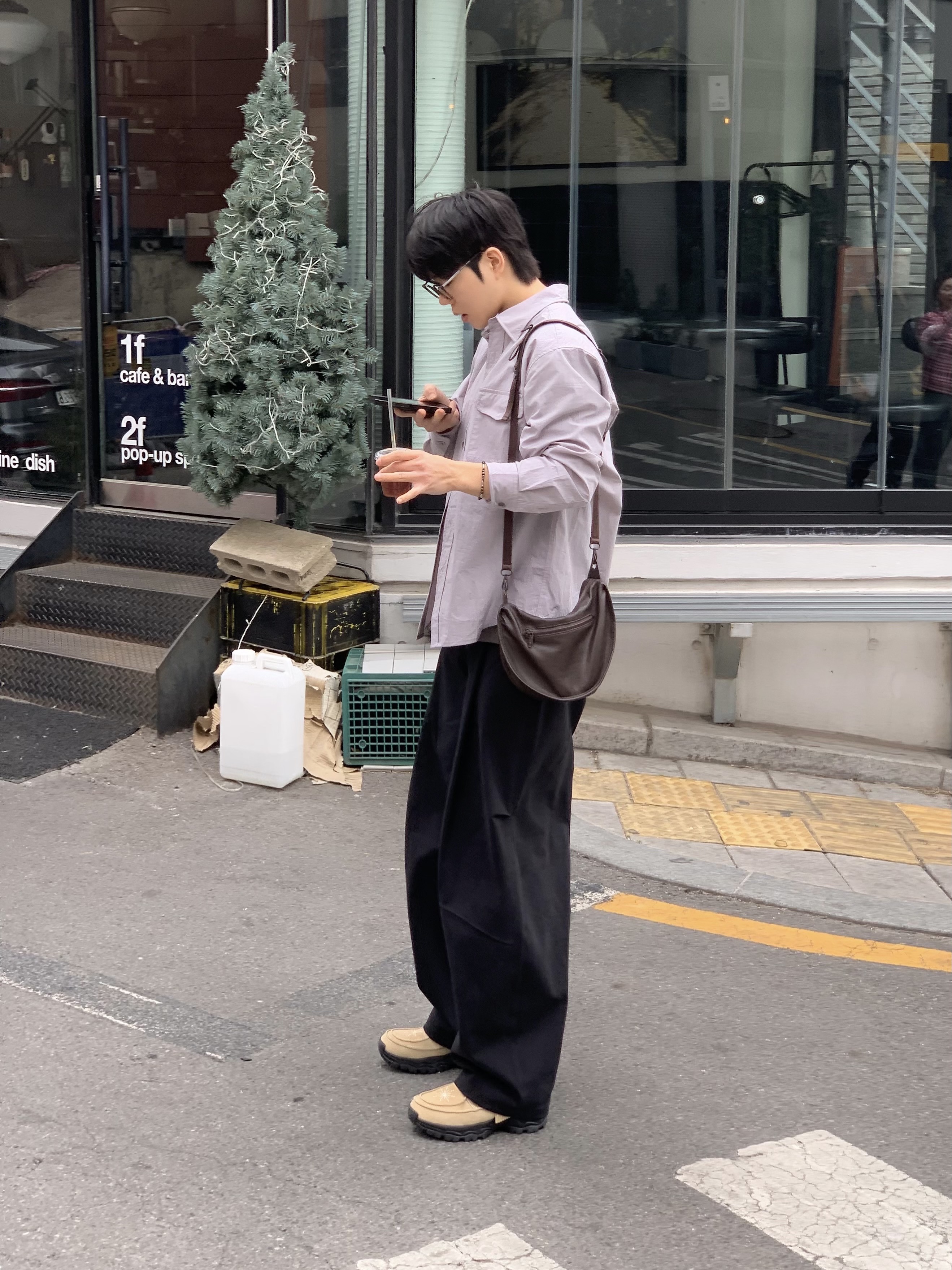 [KREAM 단독] Millo Archive X Negative Three Crescendo Desert Boots Beige 착용 스타일 - 4