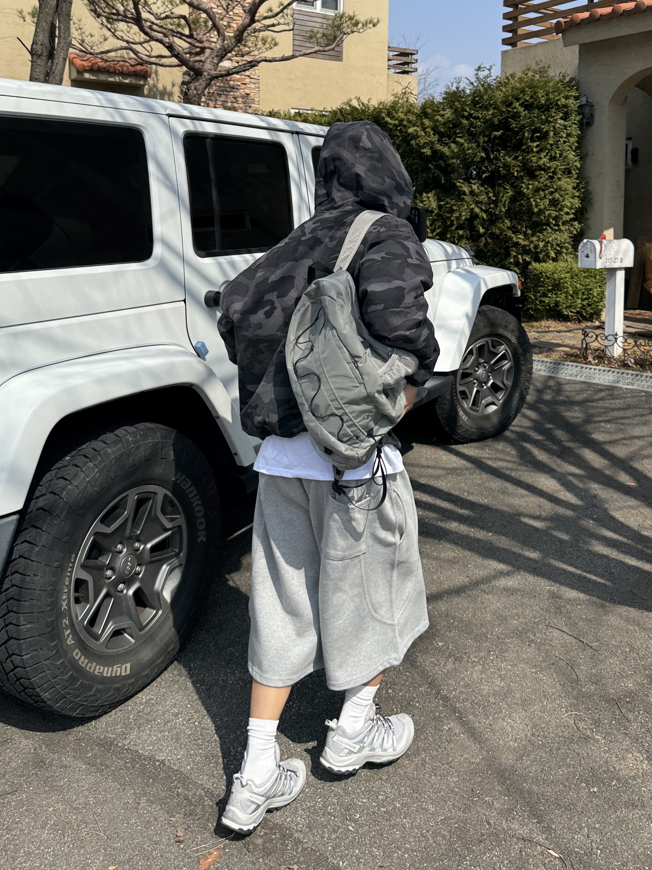 Salomon XA Pro 3D Alloy Silver, Sansan Gear Backpack Grey 착용 스타일 - 3