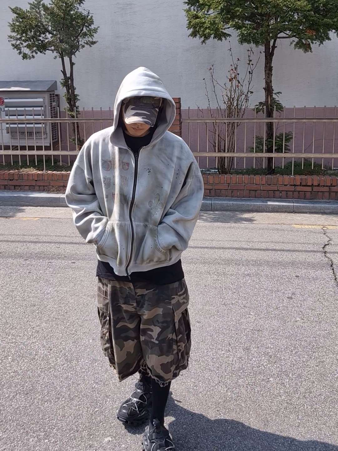 Undermycar Mu.47 Anti Fxxking Logo Play Big Cargo Camo Shorts Camo Mocha, Balenciaga Hike Sneaker Black 착용 스타일 - 3