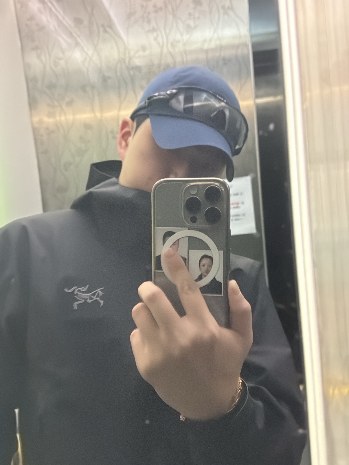 Arc'teryx Beta Jacket Black, Oakley RadaLock Path Polished Black Frame Prizm Black Lenses Low Bridge Fit 착용 스타일 - 3