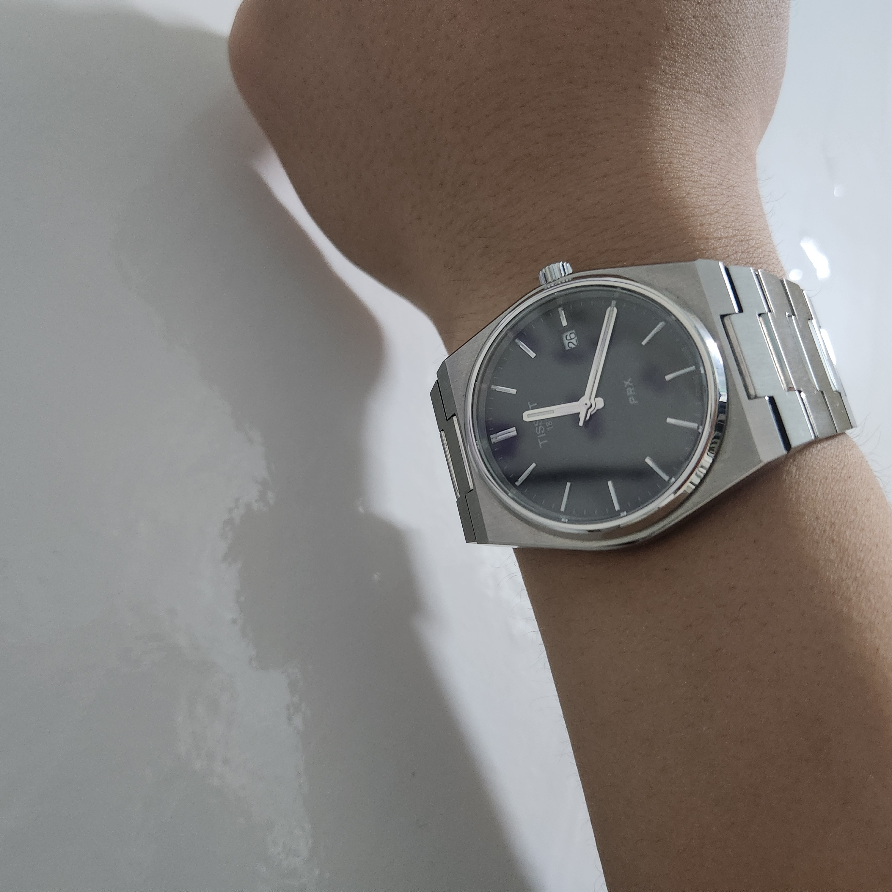 티쏘 PRX 40mm 쿼츠 스틸 블랙 착용 스타일 - 1