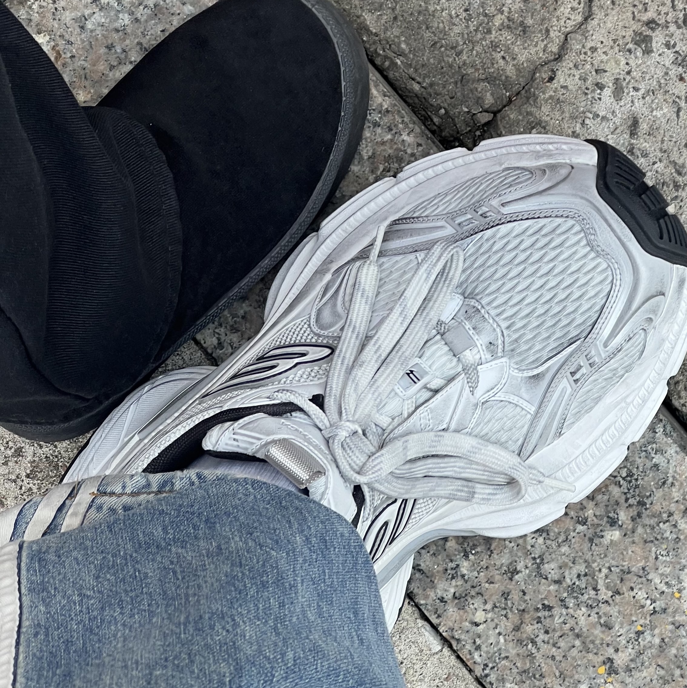 Balenciaga 10XL Sneakers White Grey Silver Black 착용 스타일 - 1